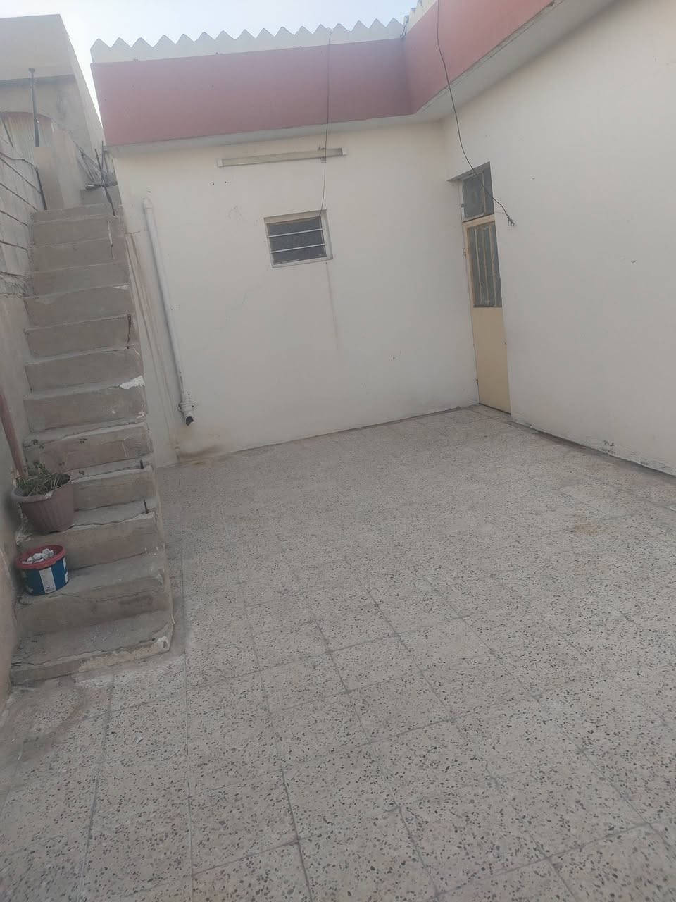شقه(  طابق ثاني ) للإيجار الموقع حي البكر قريب على جامع الشهيد مجول بيها غرفتين و غرفه صغيره ترهم غرفه للاطفال او مخزن وهول كبير ومطبخ للاستفسار اكثر اتصل على الرقم ***********
