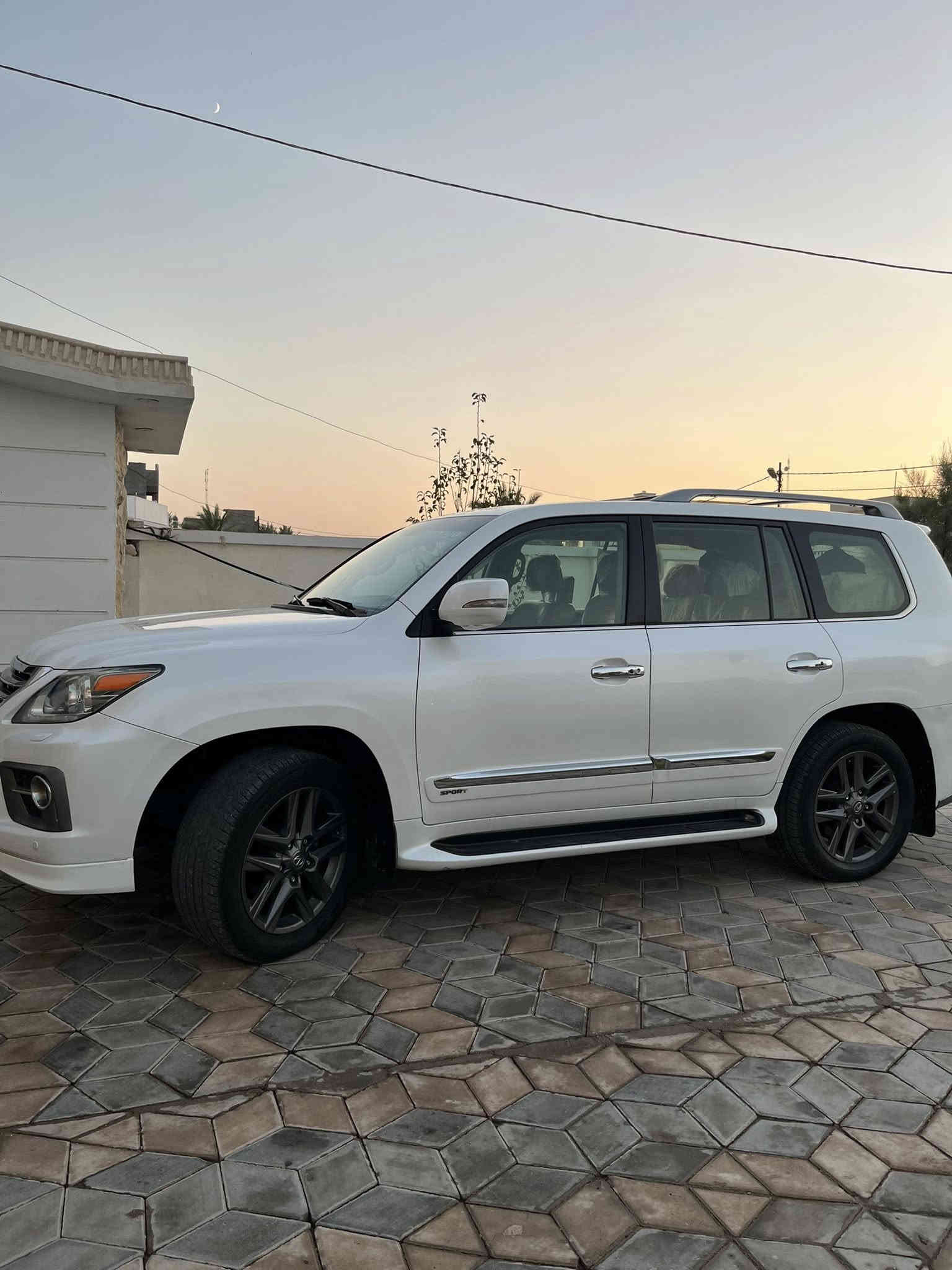 السلام عليكم 
لكزز ٢٠١٣ 
ماشيه ٢١٧٠٠
مكفول من كل شي (ماعدا الدعاميات صبغ بدون اي ضربه)
بسمي تحويل ثاني يوم ما بيه  اي مصرف ان شاءالله 
رقمي ***********
