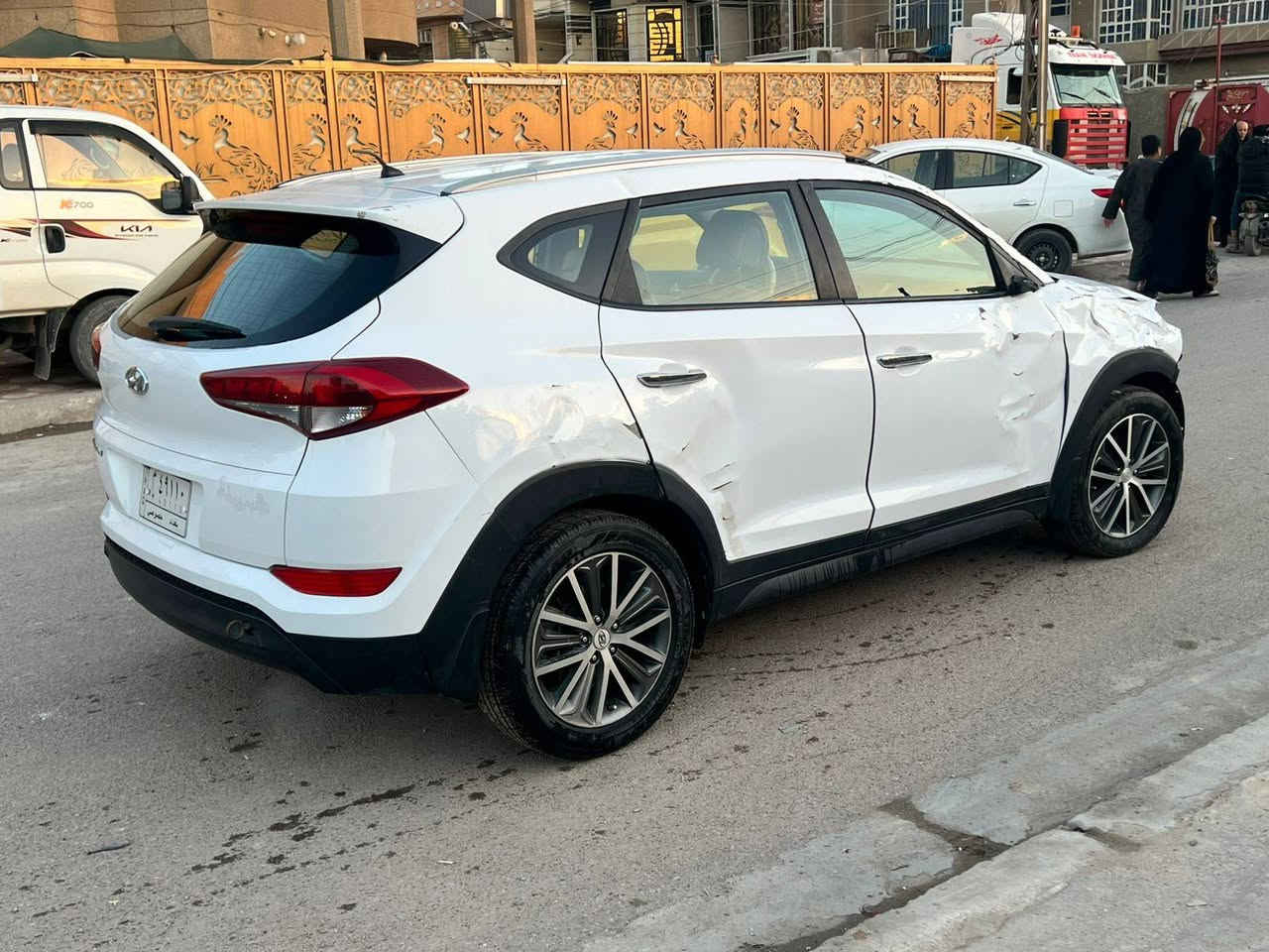 السلام عليكم توسان موديل ٢٠١٧ رقم بغداد  خليجي بيها حادث كما موضح بالصورة سياره شغالة وتمشي  تباع على هذا حال مكان بغداد سعر ١٠٥ ورقه وبيها مجال شراي الاتصال *********** ثاني *********** بغداد, العراق
