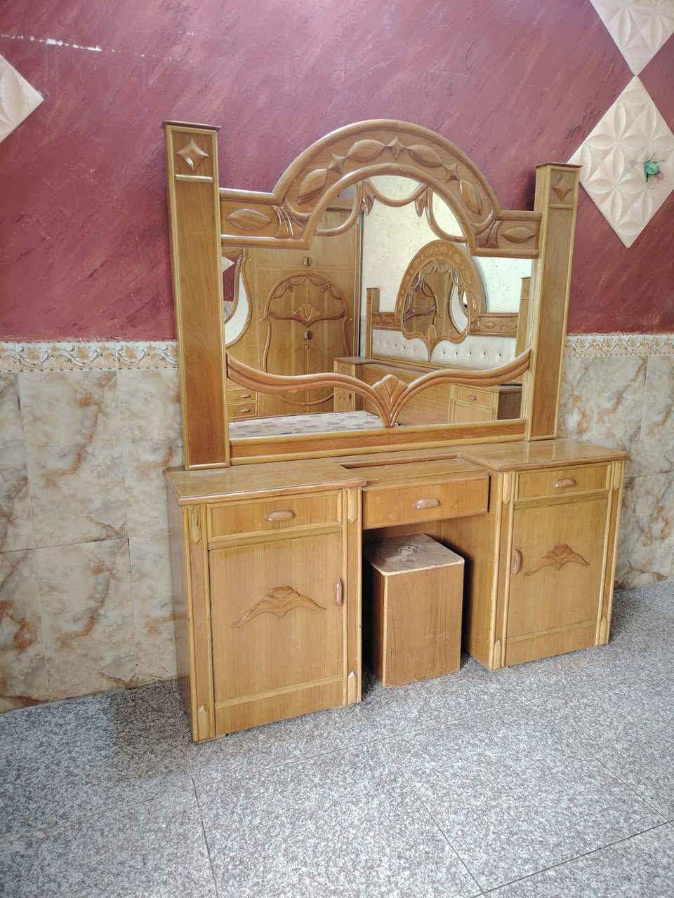 غرفه صاج نجاره طابقين ملحق ام السته نقش بورمي 
الي يدور غرفه نظيفة ومرتبه وحلوه وسعرها مناسب 
هاي غرفه نجاره تسكام مفصليها ب5 ملايين مكانها بابل محاويل قرب سيطرة الآثار 
الي يحب يستفسر يتواصل على الرقم وبخدمته
***********
