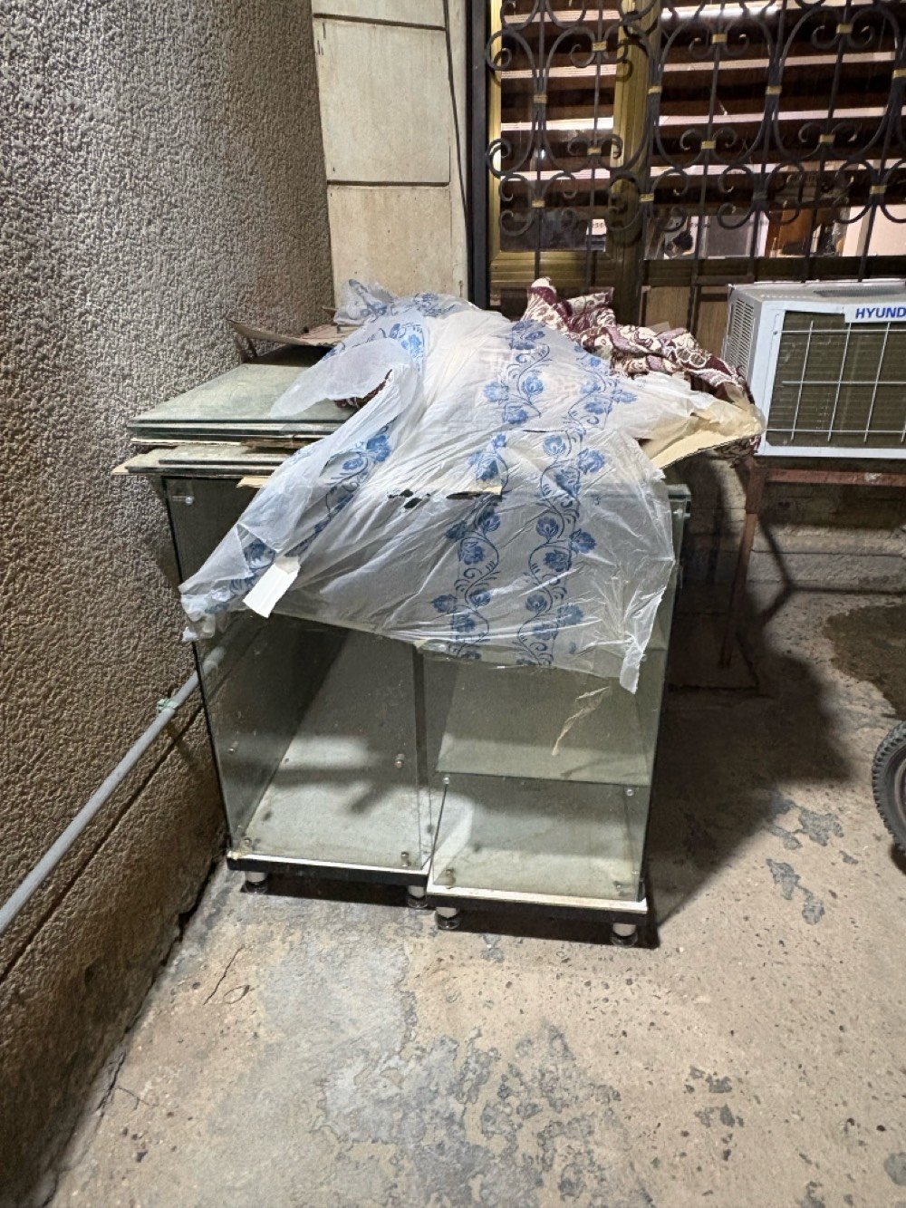 أغراض محل صيانه او أغراض منزليه ميز صيانه ويرهم للدراسه وجان خانه عدد3 ورفوف اكسسوارات وعارضة كفرات وعارضة موبايلات السعر 850,000 للاسفسار اتصل على الرقم***********