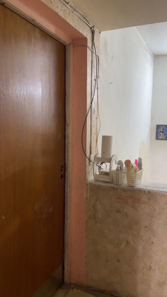 السلام عليكم بيت للبيع مساحه ١٥٥ متر واكثر ٤ غرف نوم هول واستقبال ومطبخ جبير وطرمه جبيره ..بغداد البياع الشرطه الخامسه سعره ١٧٥ وبي مجال للاستفسار الاتصال على الرقم ***********
