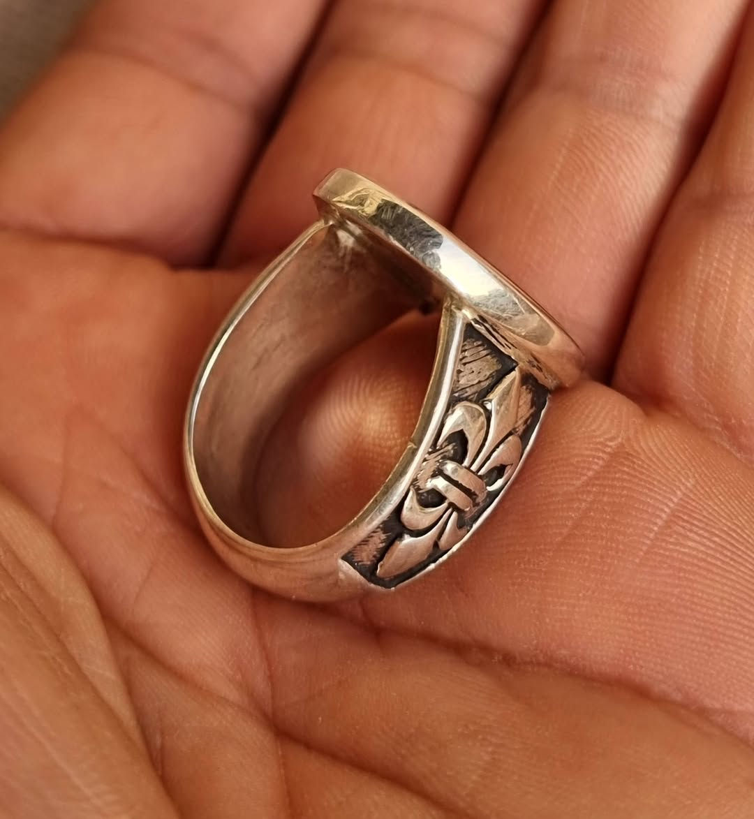 عقيق يماني زعفران مخطوط خط يدوي المبدع الأستاذ السيد علي ابو غربان 🔥السلام عليك يا بقيه الله 🔥 
بصياغه يدويه ثقيله للبيع مكاني بغداد يوجد توصيل إلى جميع المحافظات للبيع فقط فقط أحبتي الغوالي ما اراوس بس ابيع 
***********
