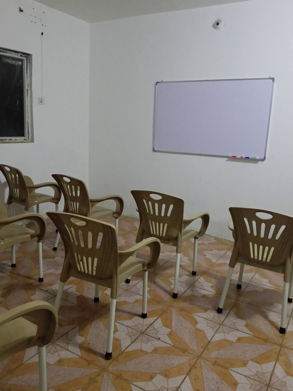 متوفر معهد تدريس خصوصي بنادر الثانيه للبيع جاهز
ايجاره 300 
للاستفسار اكثر اتصل على رقم ***********
