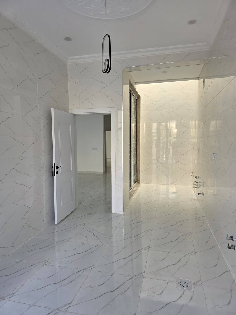 دار للبيع في حي الكندي الثانية سند طابو المساحة 150 م الواجهة 6 م اتجاه شروق تام 5 غرف نوم هول مطبخ مشتملات قرب الشارع الحولي .
عقارات الصفوة  حي المصارف قرب جامع سعدي مهدي
***********
***********
