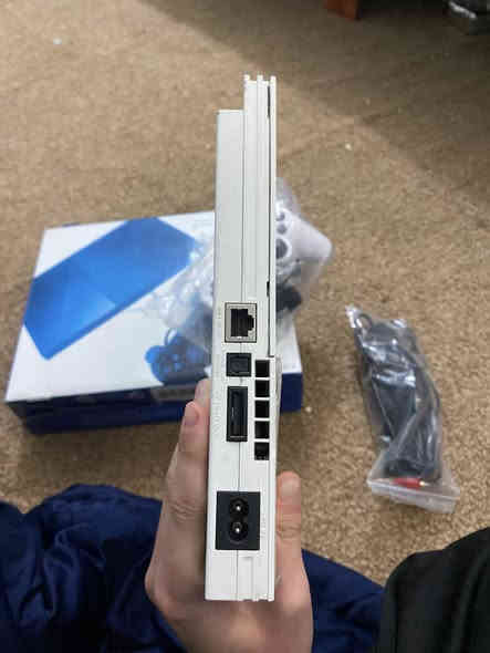 سلام عليكم بلي تو ريجن ياباني يستقبل العاب كوبي واصلي للبيع جهاز مرتين شغلته يمي الجهاز شغال 100%100 اليده الاصليه مالته موجوده ول وايرات الاصليه هم موجوده الجهاز يجي وياه هديه قرص التفاصيل بل خاص رقم التواصل *********** ماعندي توصيل
