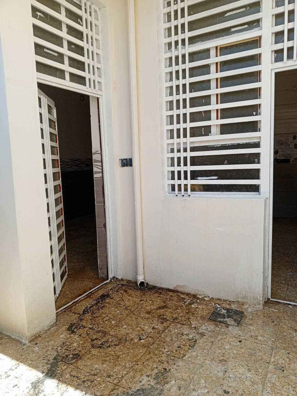 ياالله دار للبيع النجف الاشرف شارع المطار القديم مقابل تقاطع شارع علكم الشبلي مباشره المساحه 100متر طابو زراعي 25 مشمول بل تمليك يحتوي على غرفه وصاله ومطبخ واستقبال وحمام داخل وخارج كاشي سيراميك صب كونكريت بناء طابوق نهروان شقل جناي ومرتب وبلاش السعر بلاش 38مع المجال للاستفسار الاتصال او المراسله ***********
