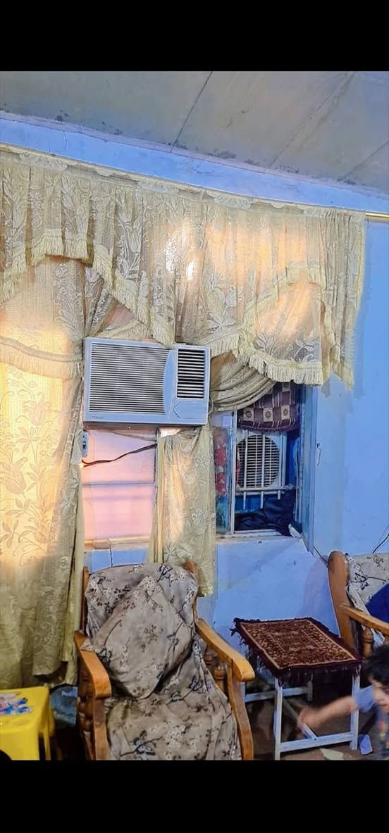 سلام عليكم من رخصت الادمن البيت البيع تجاوز العنوان بغداد الحسينيه مال الرشديه منطقه المخابرات يم مدرسه الرياض او مدرسه دجله الخير مساحه ١٠٠متراستقبال ومطبخ حارمطبخ باردحمام شرقي وغربي غرفه نوم ترك على طول البيت الاستفسار على الرقم بي واتساب ***********
