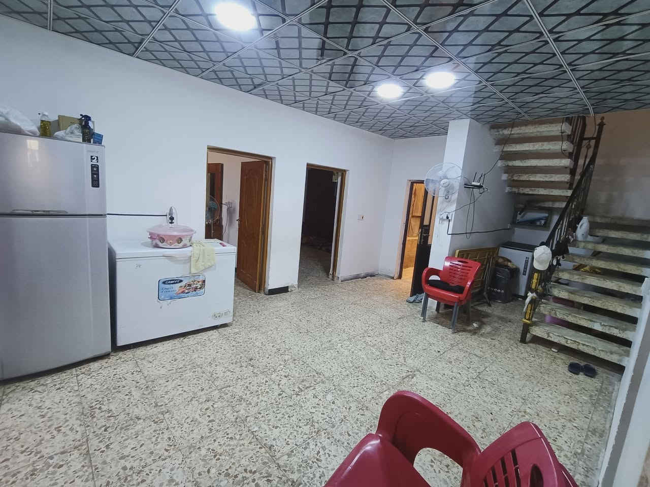 تفاصيل البيت طابو ملك صرف
بيت ركن مساحتة الكلية 350 صب كونكريت  متر مساحة البناء تقريبا 130 وباقي المساحة حديقة كبيرة جدا صايرة جانب البيت وحديقة صغيرة مقابل الاسقبال والمطبخ نظام البيت  الطابق الاول نظام شركة  منور و مطبخ واستقبال كبيرة وصالة وصحيات شرقي وغربي وحمام وغرفتين نوم بالاضافة الى صحيات كبيرة خارجية كاملة حمام وصحيات شرقي وغربي و الطابق الثاني ثلاث غرف نوم جميع الغرف نظام سويت حمام وصحيات شرقي وغربي وسطح صغير وسطح كبير
السعر 250 وبي مجال 
للاستفسار الاتصال على الرقم 
***********
