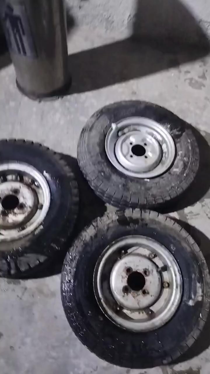 سلام عليكم 3 هنه ويلاتهم مال تكتك للبيع شلعه وحده نضاف وما ماشي بيهن قليل كلش ***********
