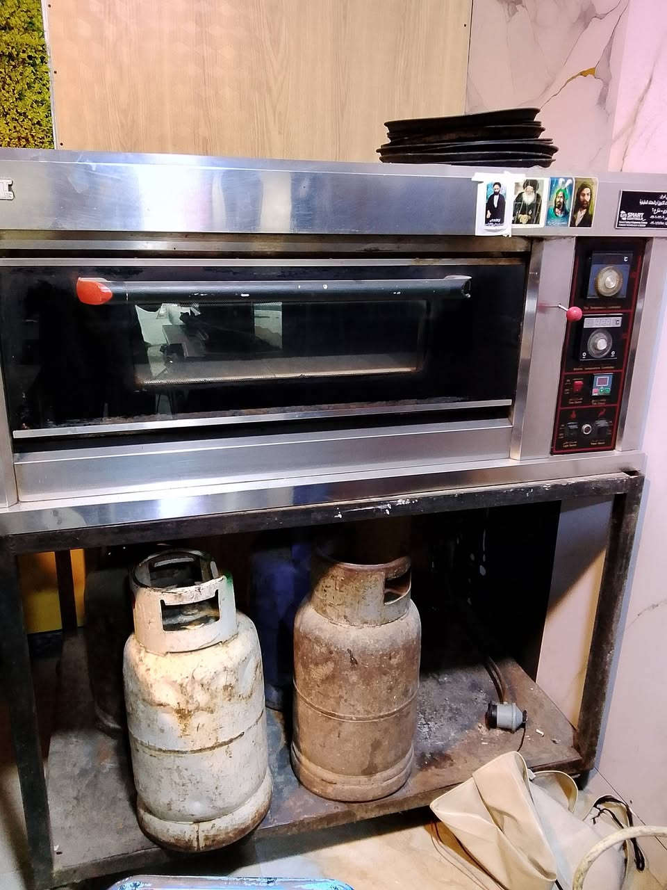 سلام عليكم غراض مطعم للبيع غراض كامله وشغاله ونظيفة عنوان بغداد 
***********
