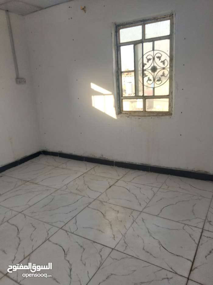 السلام عليكم
شقه للايجار 
قبله شارع المدارس 
درج معزول 
غرفه وصاله ومطبخ وصحيات 
يجاره قفل شامل جور الماي والكهرباء 300 
عقارات حيدر القاسم 
***********
