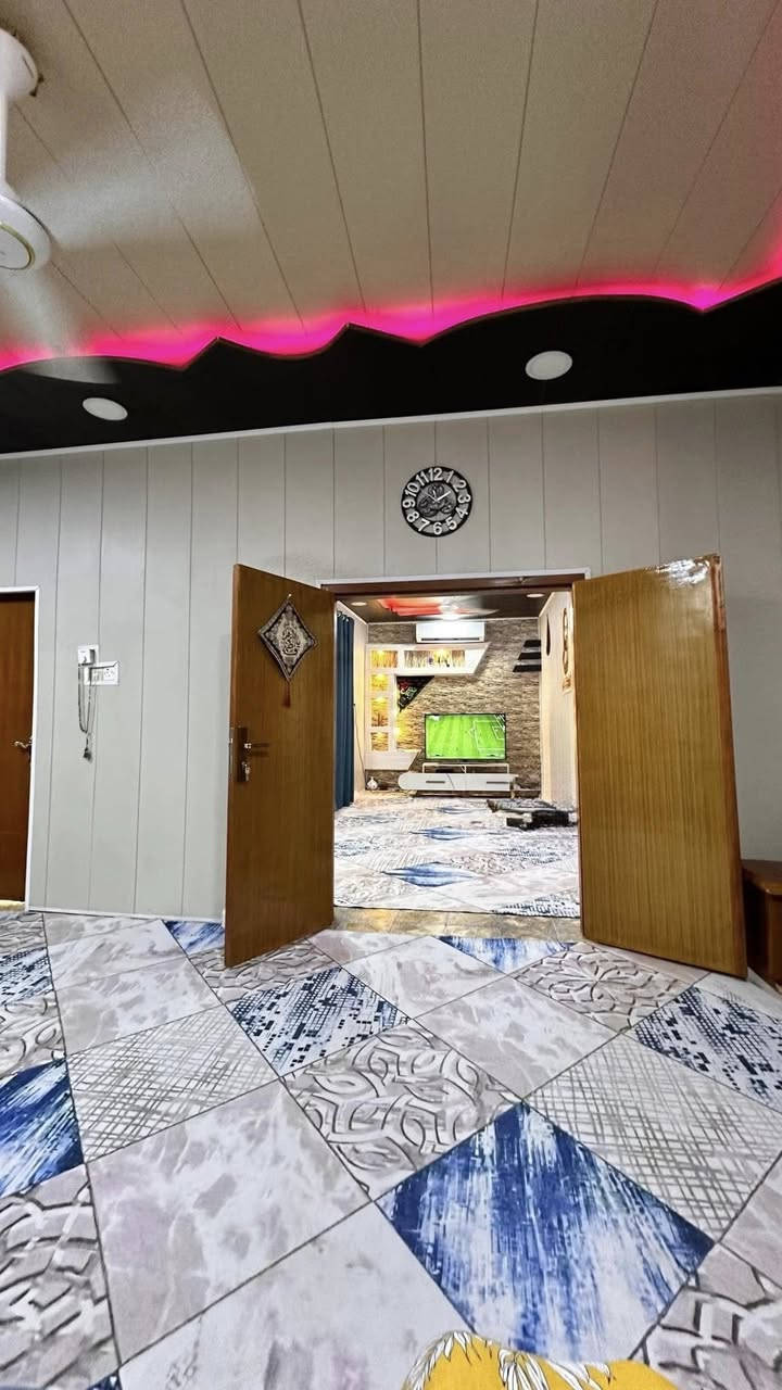 بيت طابقين ركن على 3 شوارع طابو صرف مساحه 230م وجه البيت للشارع العام على ساحه قرب المحكمه الجديده مقابل خنيطله قرب دائرة الكهرباء الجديده 
يحتوي على محل 

بناء طابوك قديم كونكريت 
يتكون من استقبال وهول  وغرفتين  ومطبخ وصالة ومجمع صحيات داخلي وخارجي وساحه كبيره 
الطابق الثاني يتكون من غرفه وصاله ومطبخ ومجمع صحيات 

المنطقه مشموله بالشغل الجديد 
السعر 125 وبي مجال قليل 
واتساب *********** علاء بدر
