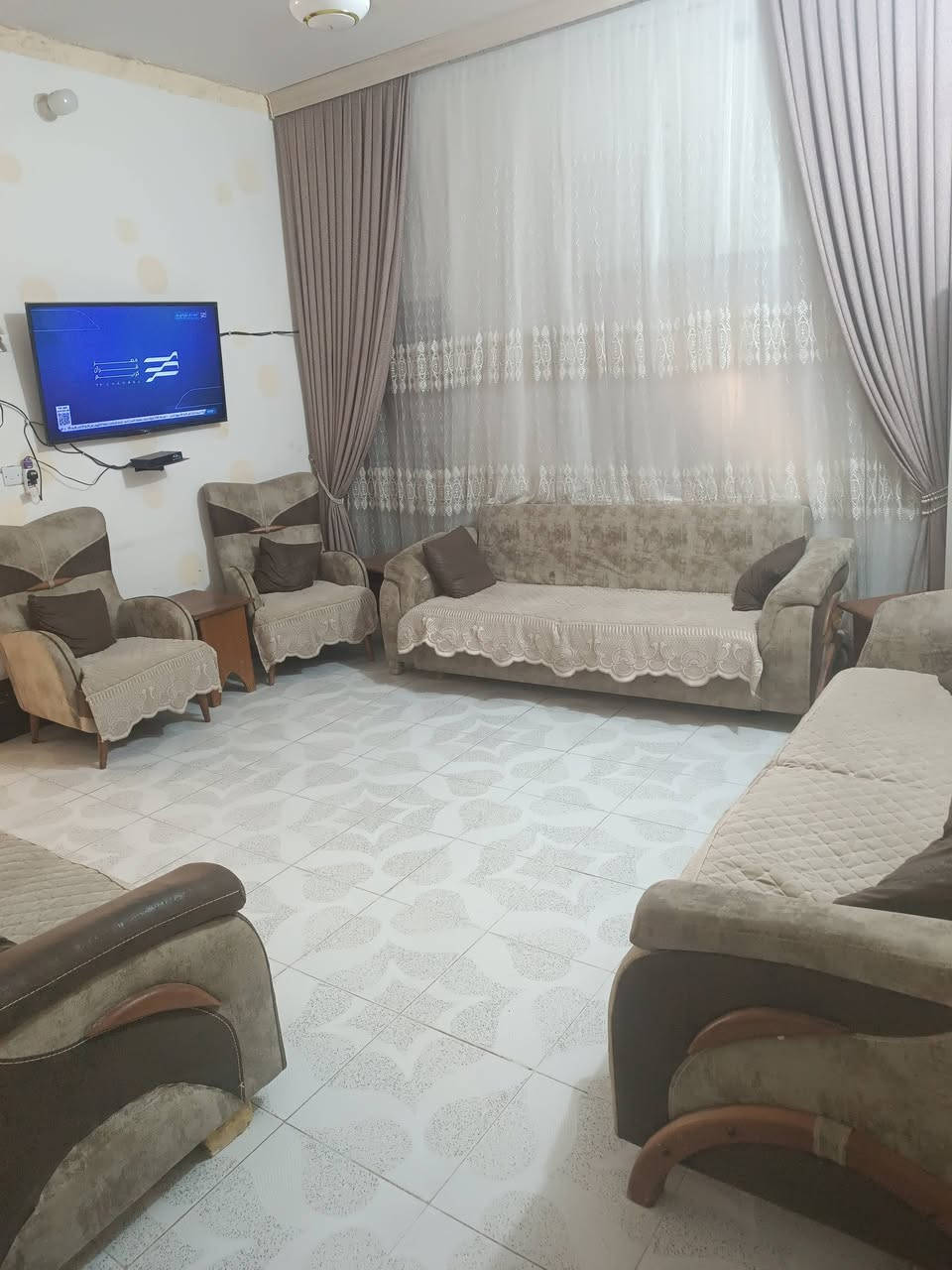 دار للبيع في الطشاش الاوله طابو صرف 200 متر 10*20 بناء سنة 2010 نضيف جدا موقع مميز على مربع حديقة قريب من كراج الطشاش شارع صيدلية محمد يتكون من غرفتين وصالة ومطبخ وحمام وبيتونه وستاره السقف صب وشتايگر والاستقبال والحديقة مشتمل وحده والسعر أتصل على الرقم ***********
ملاحظة البيت ورثة أو بي قسام شرعي أو مابي قاصرين
#الجميع
