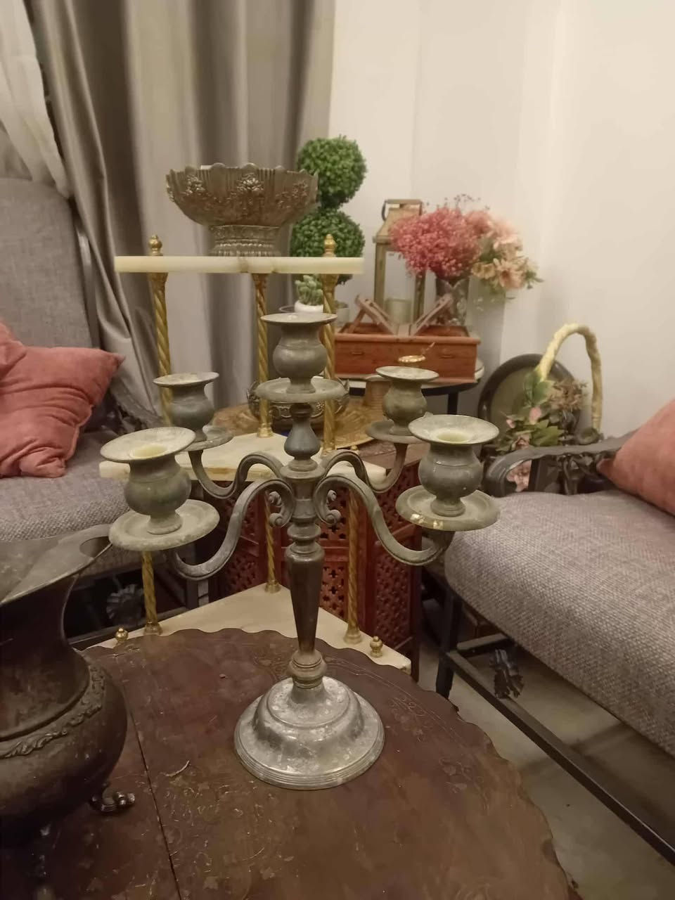 شمعدان فاخر تحفة قديمة 🇮🇹
شمعدان إيطالي أصلي من إيطاليا
قطعة ديكور مميزة بحجم ضخم وحضور قوي
✔️ مشغول يدوي بإتقان
✔️ مطلي بالفضة (على الأغلب)
✔️ حالة ممتازة – قطعة كاملة لا ينقصها شيء
✔️ تصميم فاخر يضيف لمسة كلاسيكية راقية لأي منزل أو مكتب
قطعة جميلة ونادرة مناسبة لعشاق التحف والديكور التراثي
💰 السعر مناسب
📍 متوفر مع إمكانية التوصيل


**إذا كنت صاحب هذا الإعلان وتريد حذفه لأي سبب، رجاءا أرسل رسالة إلى الدعم الفني**