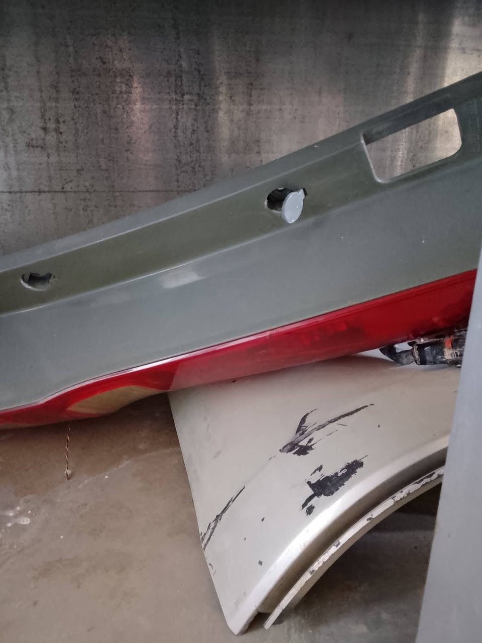 السلام عليكم توجد ادوات ستاريكس موديل 2009 + يوجد كشنات أصليه 4 متحرك + 4 أطارات +بطانه الجنطة الخلفيه + بنزات مكاني بغداد حي ألامين الثانيه ***********
