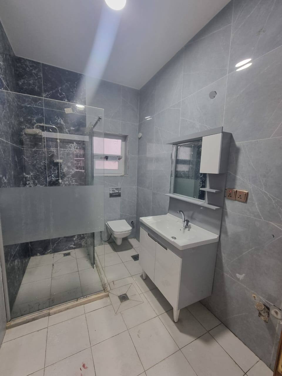 انسب سعر واجمل اطلاله 
شقه للبيع في مجمع ايادي الكاظميه 
بسعر مناسب جدا ومن المالك وبدون دلاليه
مساحه ١٤٥ متر 
غرفتين نوم أحدهما ماستر 
حمامين 
مطبخ 
بلكونه 
صاله كبيره 
شقه جديده غير مسكونه من قبل  
البيع كاش من غير أقساط 
المجمع جاهز من كل الخدمات والمدارس والروضه والسوبرماركت 
الشقه اطلاله مميزه جدا على الحدائق والنافوره 
للاستفسار ***********
