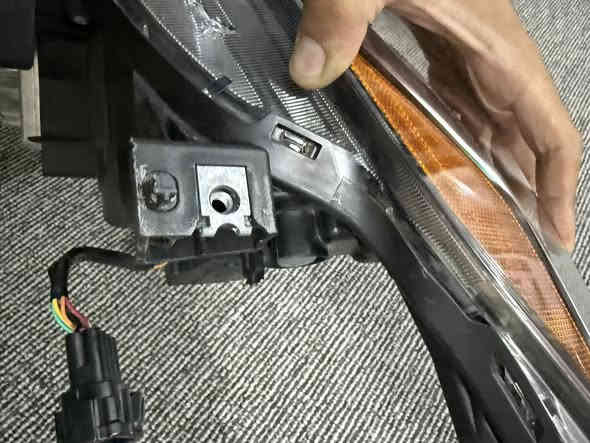 لايت سنترا sr 23 جهة السايق 
السعر ٣ اوراق 
اصلي مو تجاري 
واسط الكوت 
***********
