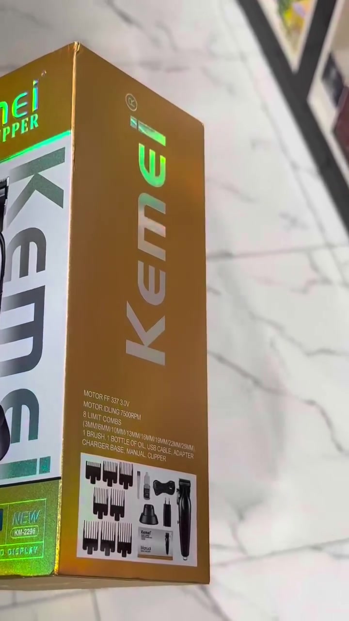 صالونك الخاص ببيتك ✂️ 🔥 !
وفرت عليكم عناء الحلاقة بالخارج. ماكينة حلاقة أصلية،

محتاج ماكينة حلاقة احترافية وسعرها مناسب؟ 

عندي ماكينة Kemei KM-2296، 
ليش هذه الماكينة ممتازة؟

 قاعدة تثبيت وشحن: الماكينة تجي مع قاعدة تثبيت أنيقة (كما موضح في الصورة)، تحافظ عليها منظمة ومستعدة للاستخدام دائماً.

 مجموعة أمشاط متكاملة: تشمل مجموعة أمشاط تدريج احترافية (من 0.5mm إلى 25mm)، لتسوي أي تدريجة أو طول شعر تحبه. وتدريج اللحية 

 بطارية عملاقة وشحن سريع: بطارية بسعة 2500mAh تعطيك وقت استخدام طويل يصل إلى 210 دقائق، وتكتمل عملية شحنها خلال 3 ساعات ونصف فقط.

 سهولة التعليق: تحتوي على حلقة معدنية مدمجة في الأسفل إذا حبيت تعلقها على الحائط.

 أداء احترافي: تدعم شحن USB، تحتوي على ذراع لتعديل طول الشفرة (Blade Adjuster)، وشاشة LCD لعرض حالة البطارية.

💰 السعر: 25 ألف دينار فقط.
🚚 التوصيل: التوصيل مجاني داخل مدينة الموصل.

الماكينة رهيبة و الفرصة ممتازة للي يريد يوفر.  
#حلاقة #Kemei #الموصل


**إذا كنت صاحب هذا الإعلان وتريد حذفه لأي سبب، رجاءا أرسل رسالة إلى الدعم الفني**