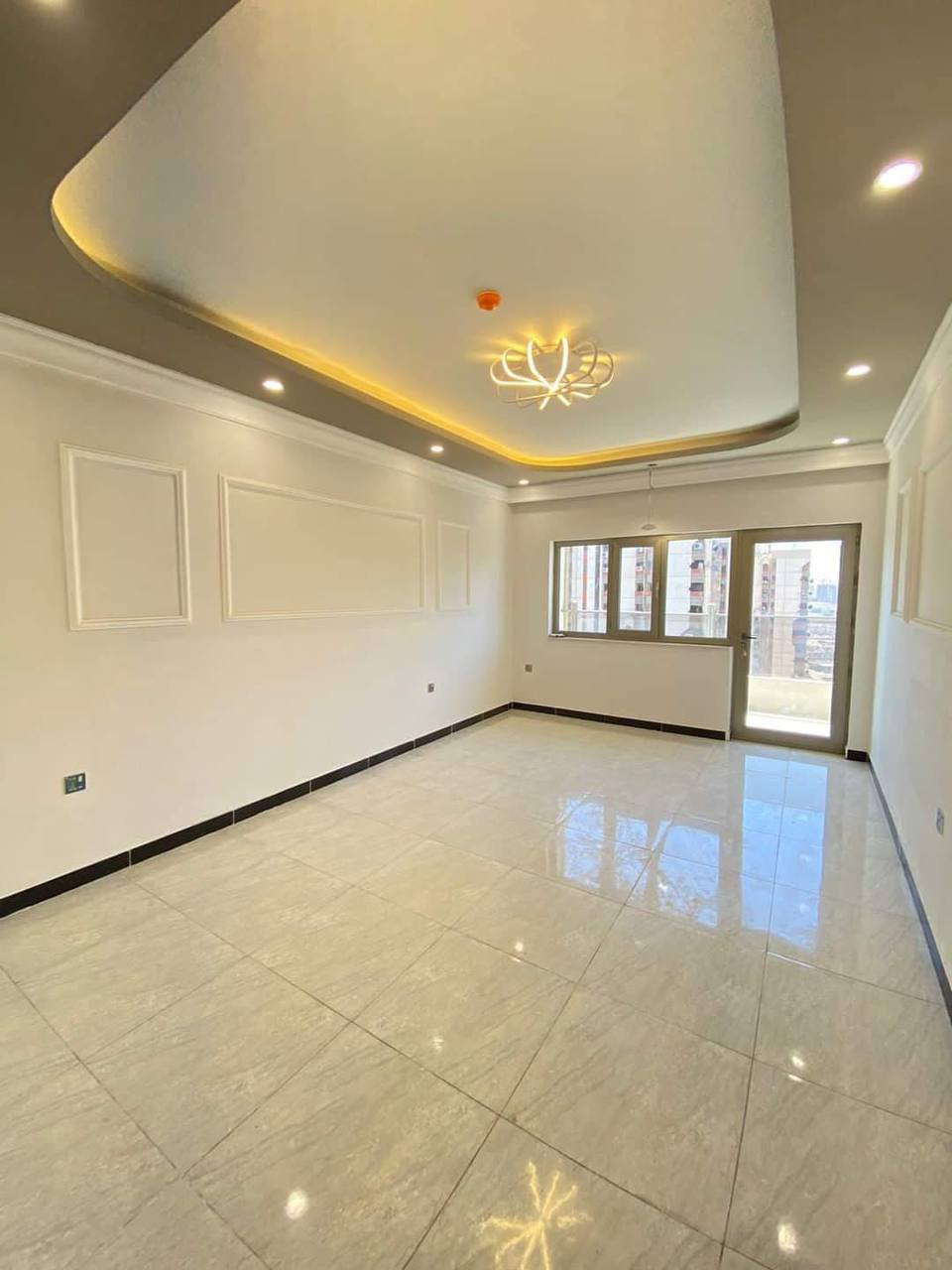 شقه للأيجار في مجمع ابراج حيفا السكني  في قلب بغداد
المساحه 125م الطابق 11 متكونه من :-
صاله 
غرف نوم عدد 2
حمام
مطبخ
بالكونات عدد 2
الشقه مطله على نهر دجله ومزوده بكاونترات متكاملة للمطبخ وحمام متكامل وسبالت تدفئة وتبريد عدد 3 مع سخان ماء
يوجد ايضا:
ثلاجة 
غسالة 
طباخ و ساحبة
راوتر و باور بنك 
تلفزيون 
قنينة غاز مع المنظم 
كامرا مراقبة 

اما المجمع ف يوجد فيه مصاعد عدد 3 وكهرباء 24 ساعه مع كراج خاص وسكيورتي وعمال نظافه ومكب نفايات

للأستفسار  
***********
