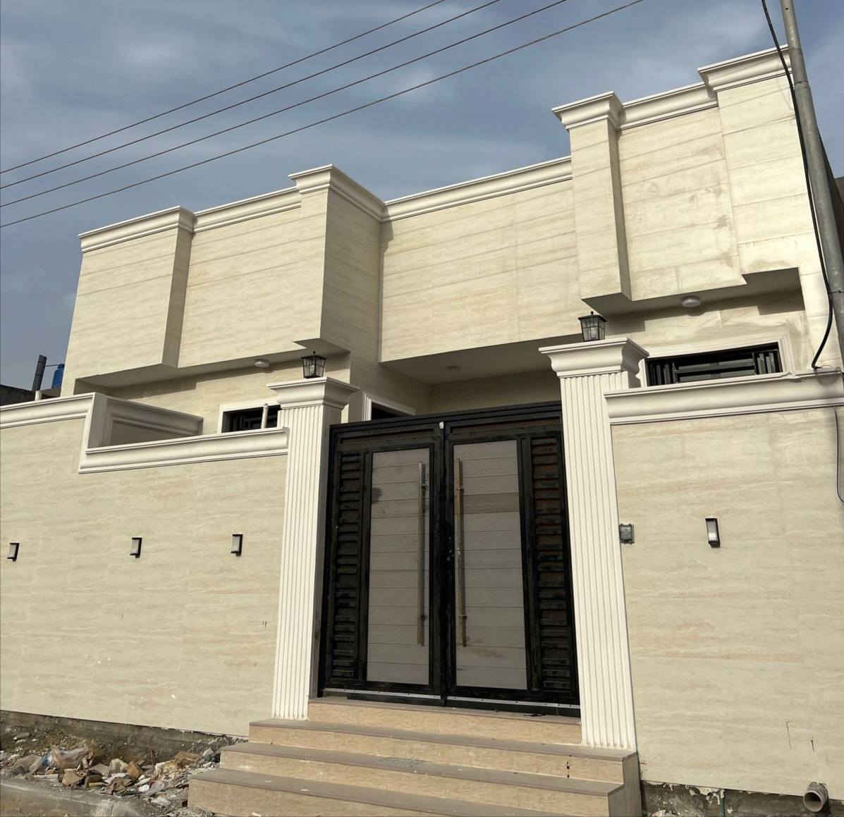 بيت للبيع محافظة المثنى مجمع البيادر
مجاور حي النفط 
((بناء شخصي )) 
درجة أولى فول الفول
تم إكمال  مرحله البناء سنه 2026
مساحه 200 م
ملاحظة(( بيع نقد او على المبادره من لديه حجز مسبق)) 
ملاحظة ((  حر غير مطلوب و غير مسكون ))

يحتوي الطابق الأرضي غرف عدد اثنين نضام سويت وصاله كبيره ومطبخ حار وبارد وستقبال
والطابق الثاني غرفه واحده

للاستفسار الاتصال على الرقم *********** او مراجعة مكتب المدائن للعقار
عنوان المكتب محافظة المثنى حي العسكري قرب جامع الإمام علي ع
