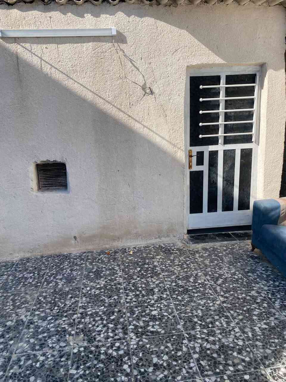 سلام عليكم بيت البيع عشوائيات خلف المنصه شارع المعهد السعر 23 وبي مجال مي كهرباء مجاري كامل البيت جيب غراضك وكعد خير من الله المنطقه شارع حلو رقم الهاتف ***********
