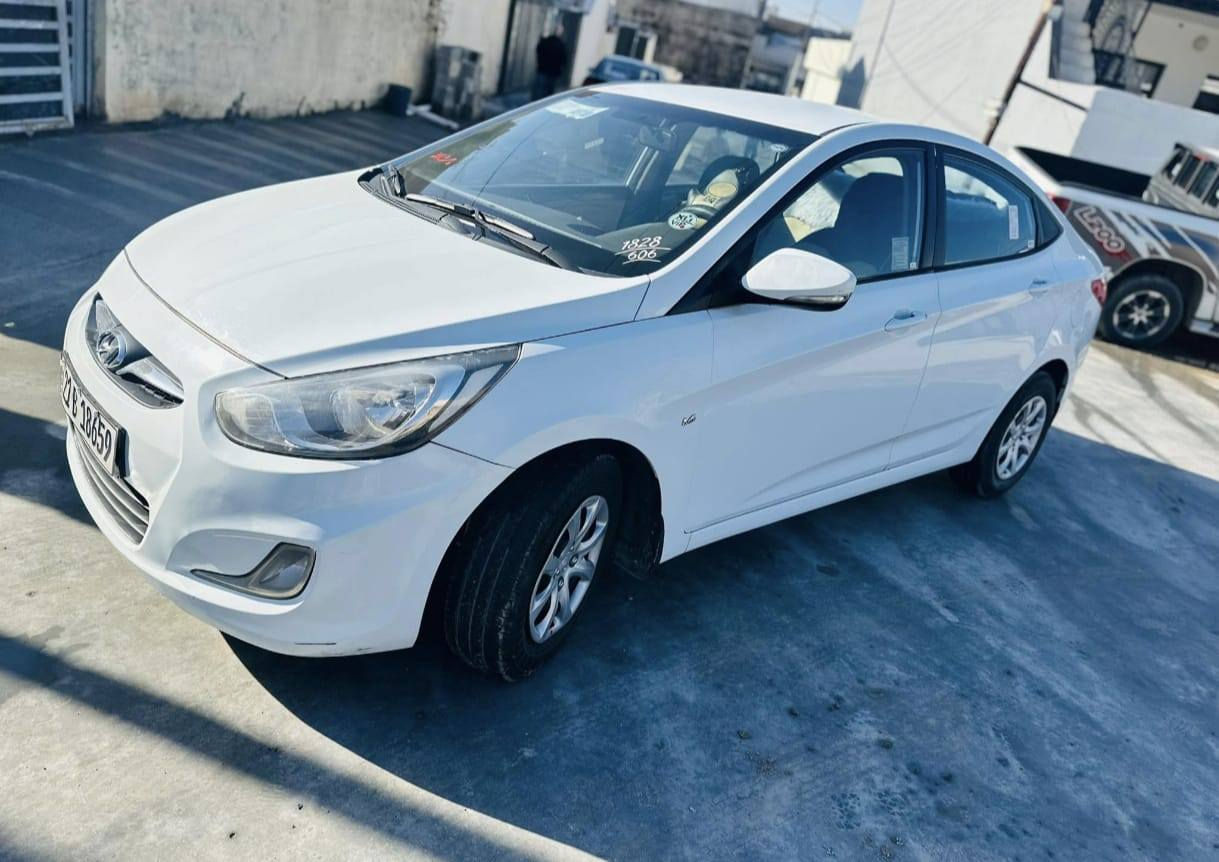 اكسنت 2011 كلين بدون قطرة صبغ
بيها فقط مكانين بارد صغار 
سنويه جديد كوبون بانزين بيها  
السعر ١١٨
***********
