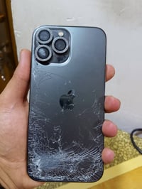 إيفون ١٣ بروماكس جهاز بلادي كلشي ما مبدل بيه وكل شيء شغال بيه  فقط ضهر...