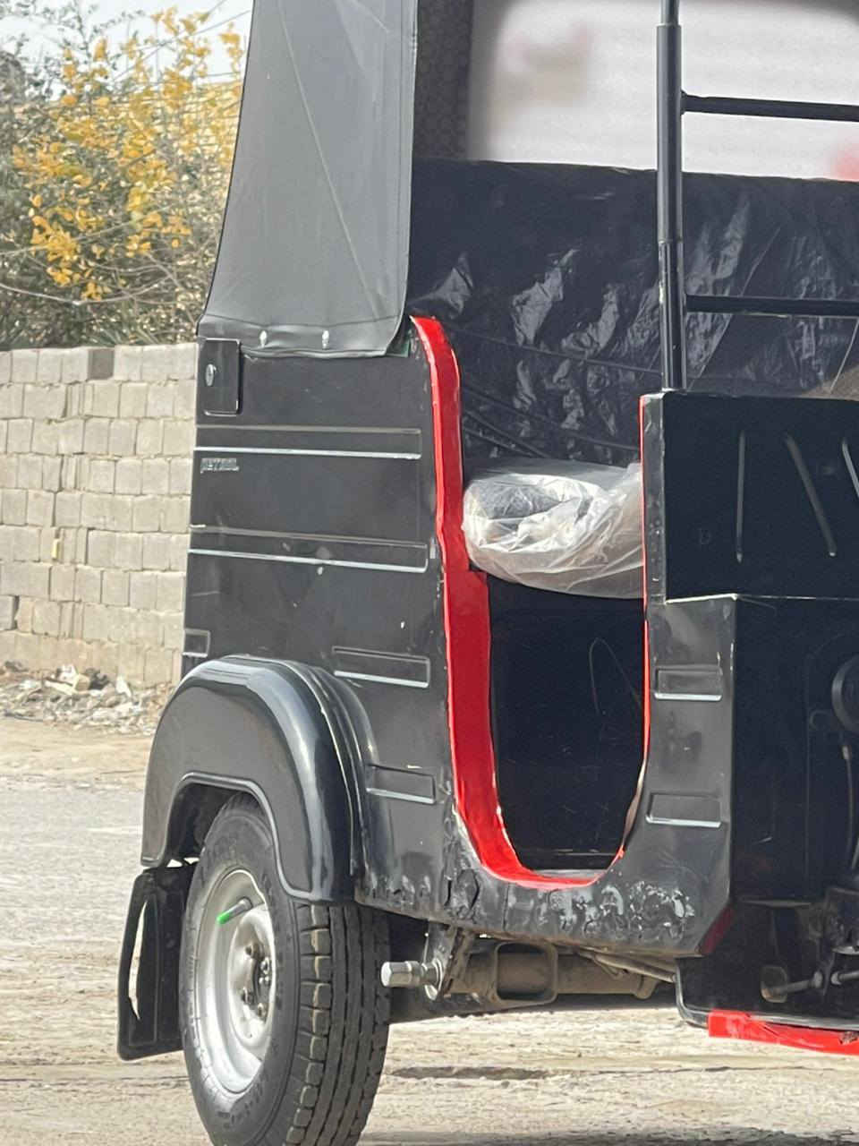 السلام عليكم تتكتك للبيع موديل 2020 شهر 10رقم واسط بيه قليل بارد بل كنر الموضح  بل صوره والباقي مكفول دخم تاير جديد المكان واسط كوت الاستفسار الاتصال على الرقم ***********
