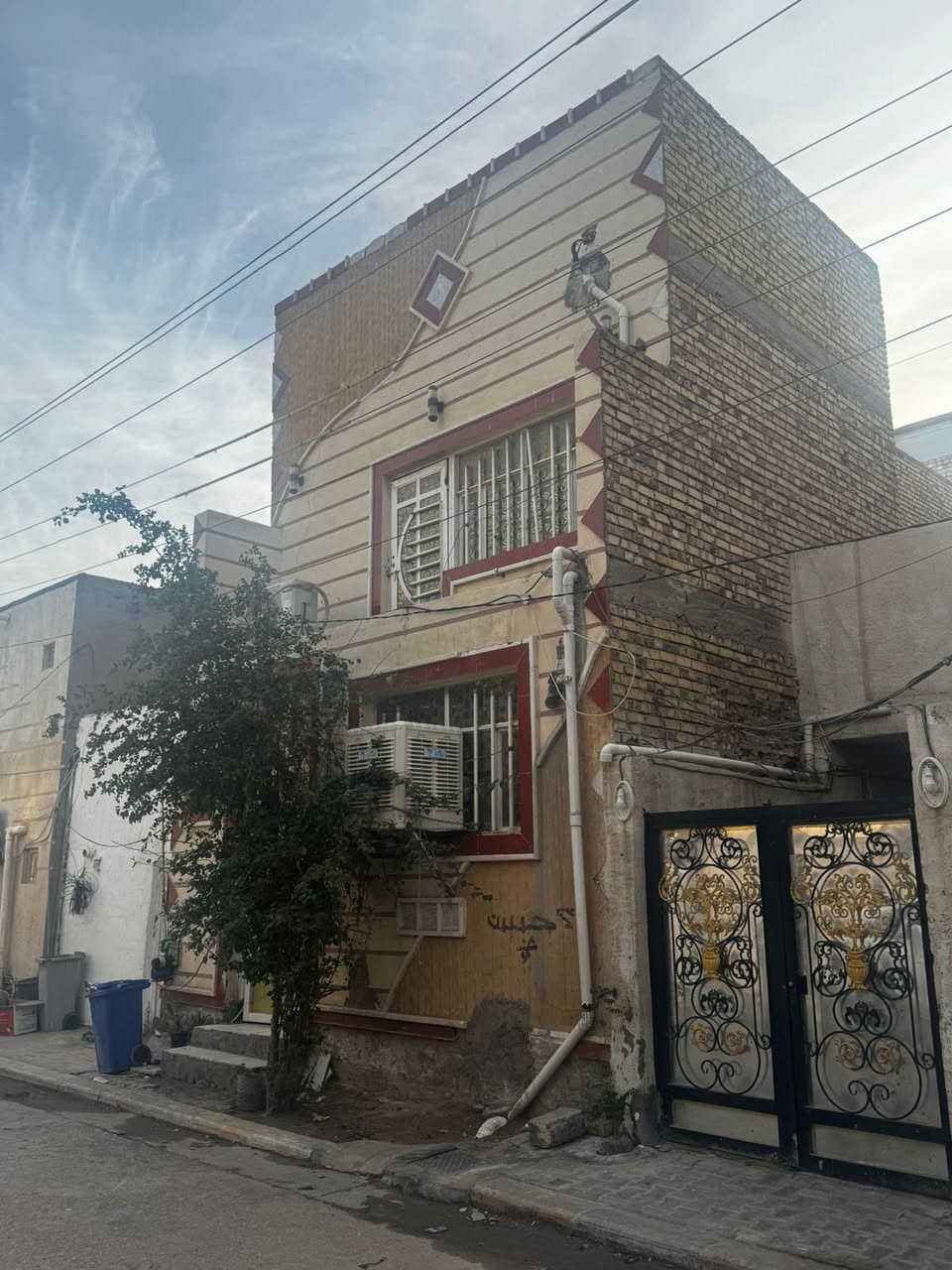 السلام عليكم بيت للبيع حي مكرمه شارع الطاقه قرب محكمه الأحداث وقريب على شارع كربلاء وقريب ع جسر واجه 7متر يتكون من ثلاث غرف صاله مطبخ غرف نظام اسويت صحيات مساحه 80 متر للاستفسار المراجعة على هذه رقم واتساب أو اتصال ***********
