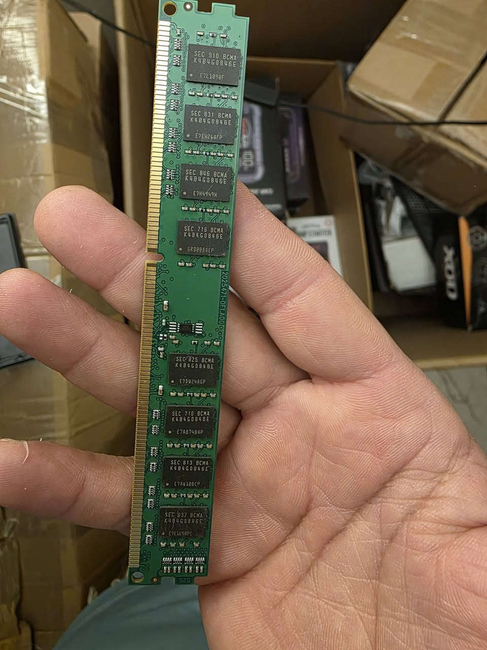 النوع والسرعة: ذاكرة DDR3 بسرعات تردد مختلفة (مثل 1333 ميجاهرتز).
الاستخدام: مصممة لأجهزة الكمبيوتر المكتبية أو خوادم العمل (Workstations). 
المواصفات التقنية: تشير الأكواد الموجودة على الرقائق (مثل SEC 810) إلى أنها من تصنيع شركة سامسونج، وتعمل بجهد قياسي 1.5 فولت. 
الهدف: تُستخدم لزيادة سرعة استجابة الجهاز وقدرته على تعدد المهام.  العدد 50 قطعه انطوني سعر بيهن التواصل ع الرقم ***********
