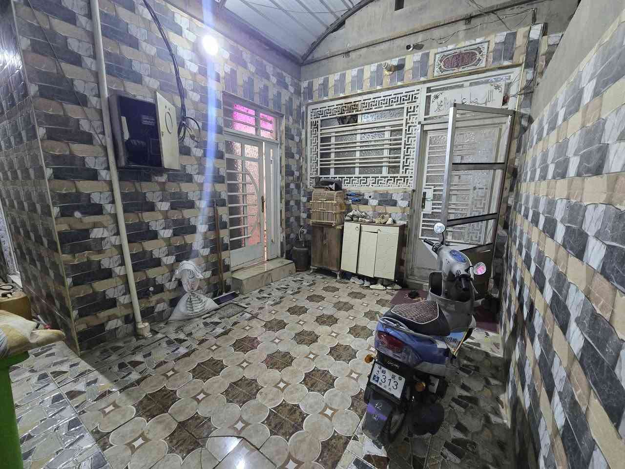 بيت للبيع بنزلت العتيكه مساحه ١٨٠ يتكون البيت من غرفتين وصاله استقبال ومطبخ وطارمه صحيات خارجي وداخلي وخطين وطني ومولده ومجاري اتصل على رقم ***********
