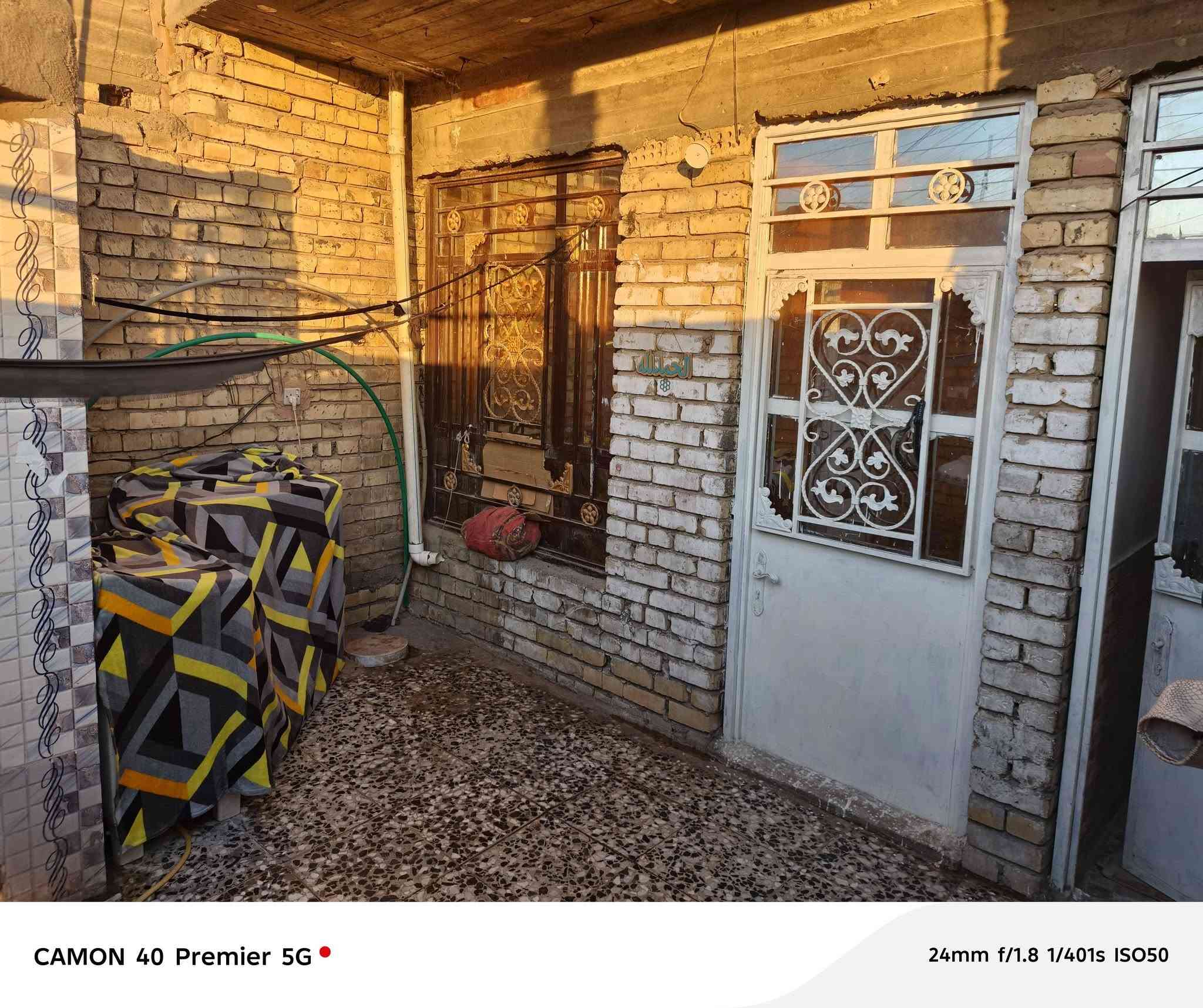 السلام عليكم بيت للبيع في منطقة حي الكوفة شارع الصورة على الشارع السايدين ركن قرب اسواق جدو  المساحة 100  والواجهه ٥   طابقين غرفتين نوم الثالث عنص صالة ومطبخ واستقبال وصحيات عدد٣  منطقة كافه الخدمات بيه السعر ١٣٠ اوبي مجال للستفسار ***********_.&_.***********
