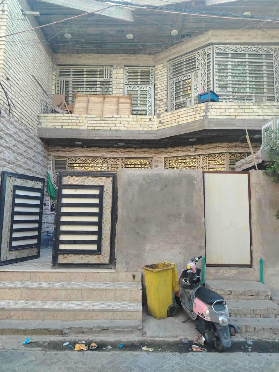 السلام عليكم بيت للبيع مساحته 144متر طابقين بناء حديث المحتويات استقبال ٦في ٤ ومطبخ ٤ونص في ٤ونص صاله ٦في ٦ غرفه ١ طابق اول مع مناور وحمام داخلي وخارجي والطابق الثاني غرف عدد 3مع حمام ومرافق +صاله والطابق الثالث بيتونه +سطح لاستفسار واتساب *********** +***********
