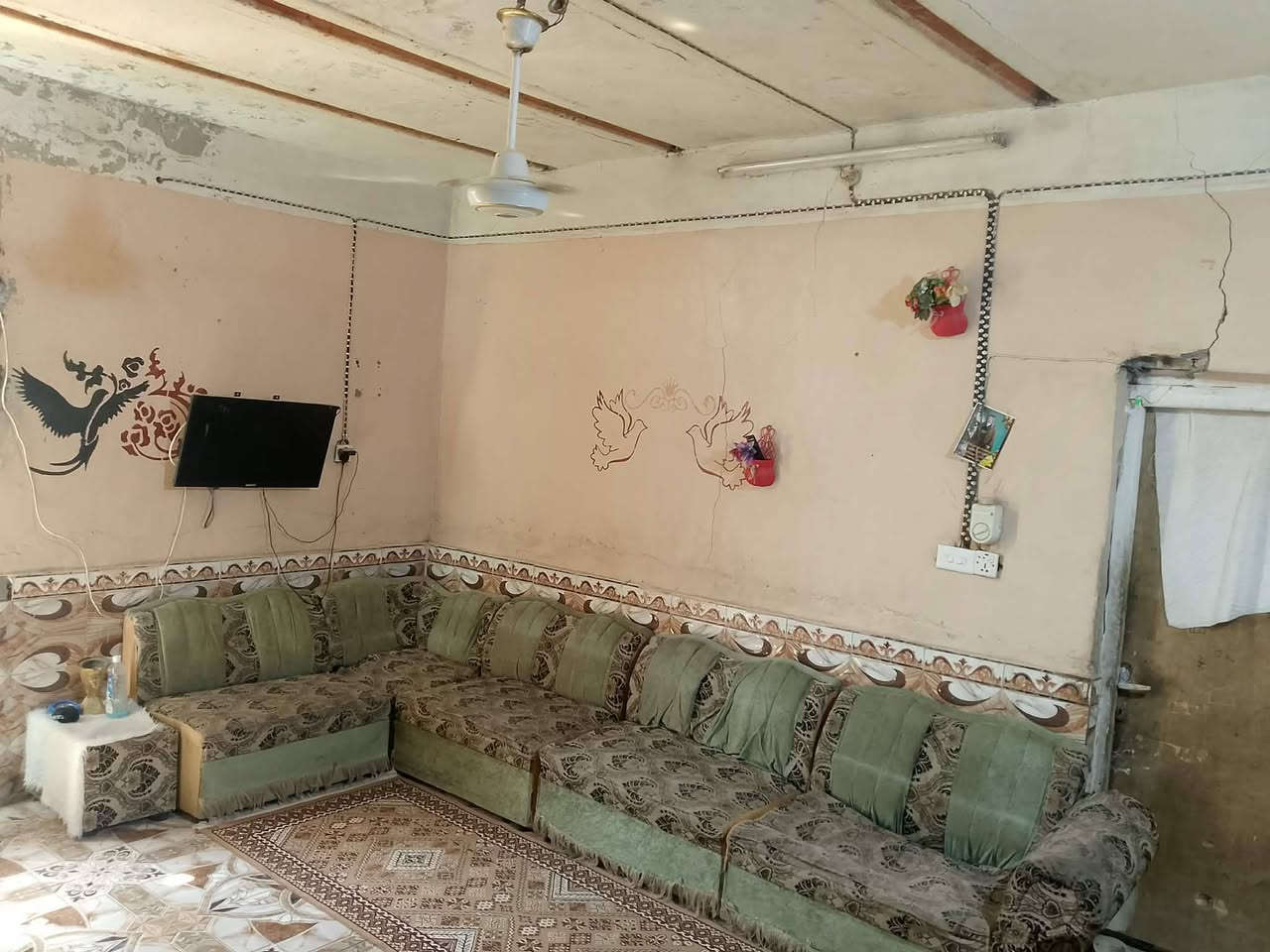 بيت للبيع 
الموقع :الخضر البوريشة 
المساحة:400م 
يتكون من 3غرف بنيان قديم  وغرفه ومطبخ بنيان جديد وبراني وصحيات
للاستفسار ***********
