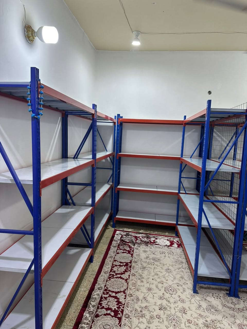 رفوف نظيف جدا جدا عدد 8 سعر  الواحد 70 الف وبيهه مجال بسيط ، للتواصل ***********  مكاني بغداد
