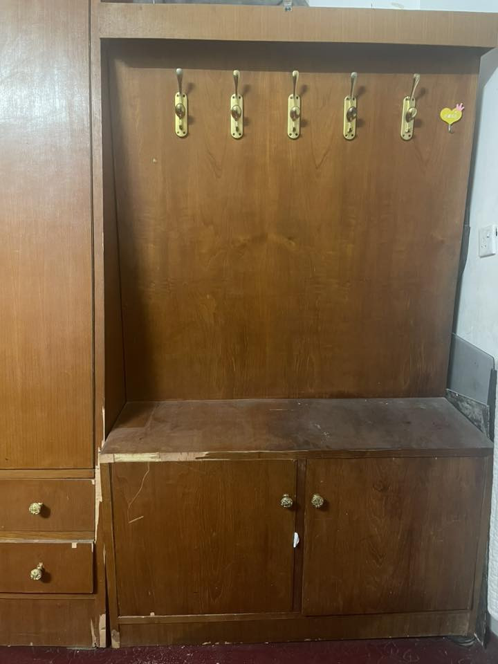 غرفة نوم خشب عراقي قديمه كبيره ب٤٠٠ الف
التلفزيون حجم كبير بدون نت ١٠٠ الف
ميز طعام لون اصفر اربع كراسي ب٣٠ الف
ميز طعام اثنين كرسي ٤٠ الف
كريكوت اطفال جديد ب٣٠ الف
مكاني بغداد 
***********
