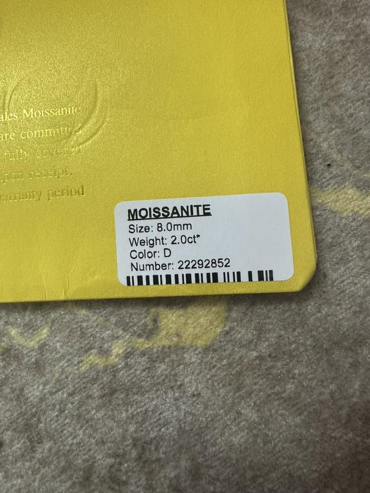 نوع الحجر: يبدو أنه حجر موزانيت (Moissanite)، وهو بديل شائع للماس.شهادة التصنيف: يظهر بجانب الحجر تقرير تصنيف صادر عن "Global Gemological Research Association" (GRA).المميزات: تتميز أحجار الموزانيت ببريق عالٍ،


**إذا كنت صاحب هذا الإعلان وتريد حذفه لأي سبب، رجاءا أرسل رسالة إلى الدعم الفني**