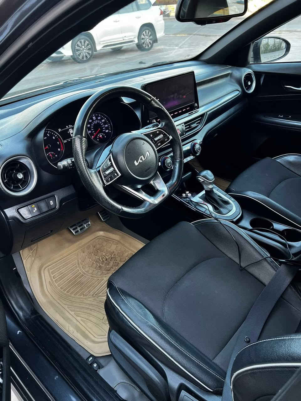 السلام عليكم ورحمة الله وبركاته 
كيه فورتي مديل 2022 فول سياره من عده فتحه جي تي محرك 1600 سياره تحكم ستيرن مثبت سرعه ثلاث منضومات قياده سيارة تشغيل عن بعد بصمه منضومت سستم سماعات ليت زنون ماشيه 90 حادثه جاملغ وبنبد والاستفسار عله سياره فقط عله هاذه رقم ***********
سعر سيارة 133وبيه مجال لطيبين
