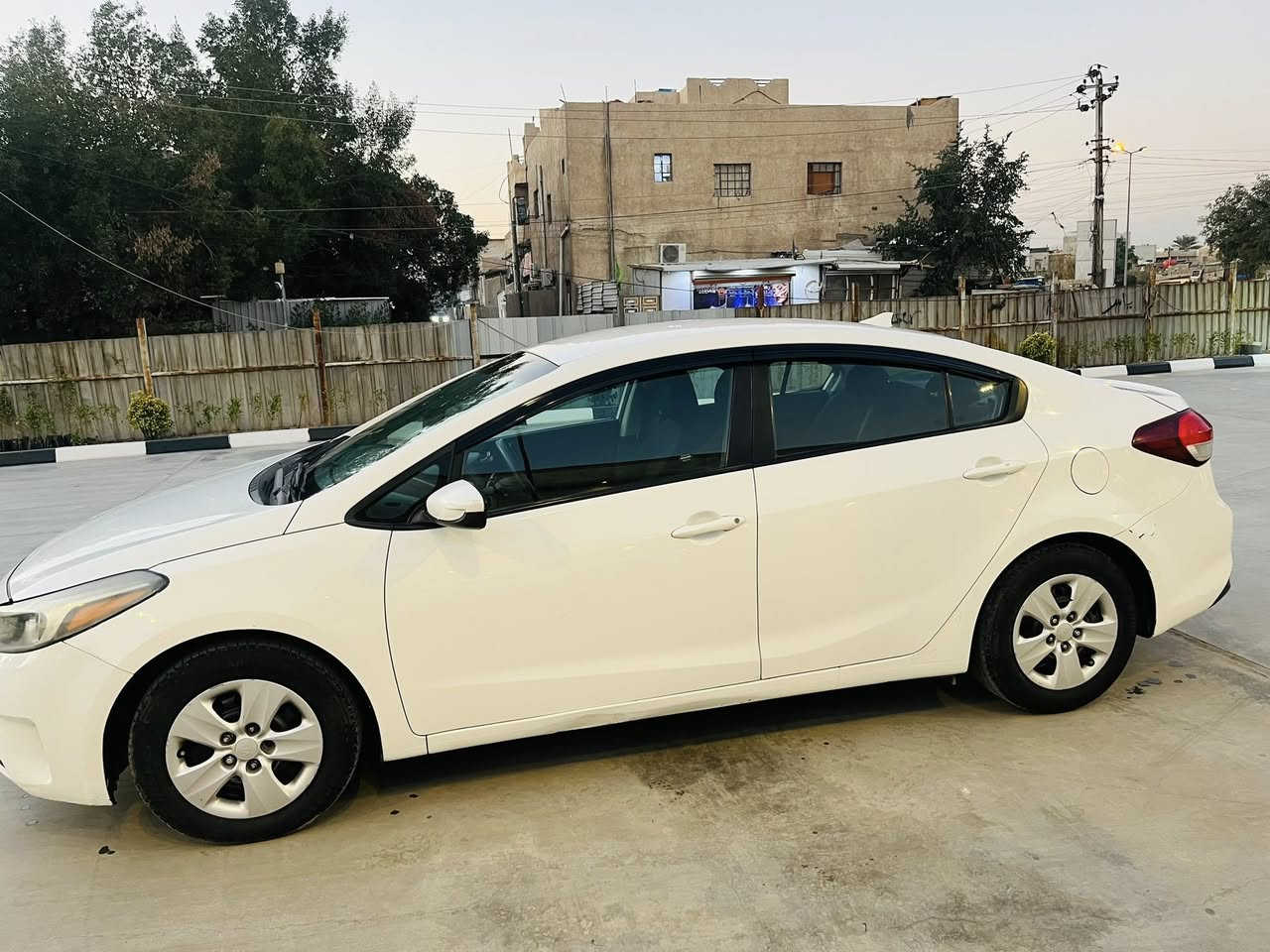 السلام عليكم فورتي 2017 حادثها جاملغ وبنبد رقم سليمانيه هزه جديده تحويل ثاني يوم صدر امامي خلفي جديد تخم تاير مكينه كير كله تمام تبريد منضومه جديده ثلج السعر 113 مكانها بغداد حي المواصلات ***********
