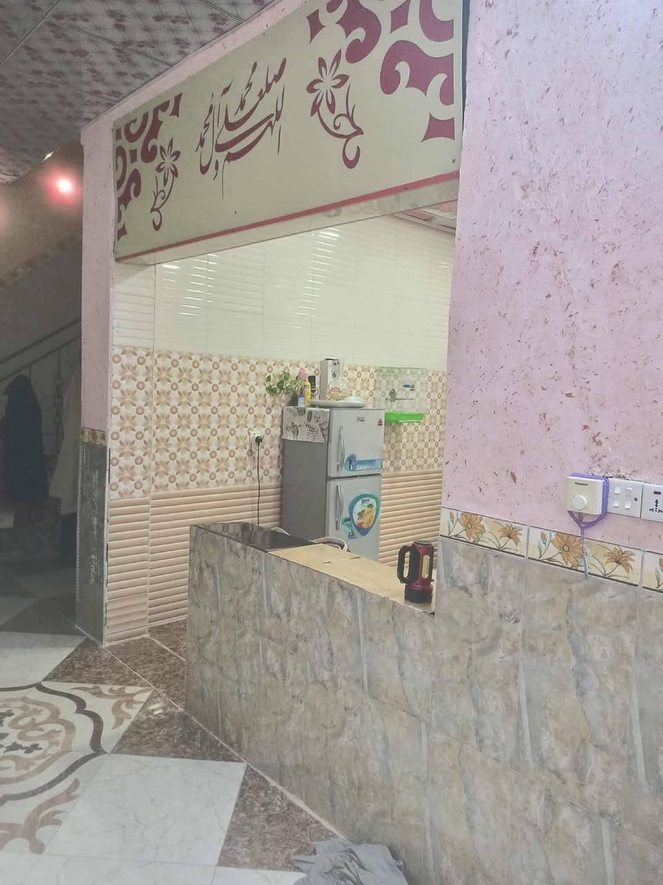 من رخصت الادمن بيت للبيع حي الامين  خلف محطة الشموس شارع العيساوي ٨٠متر عن الشارع طريق الزوار الحسين عليه السلام  للسيراميك الفرع الثاني شارع   كافة الخدمات كهرباء ماي مجاري تبليط باب  مساحته 135متر طابقين كونكريت مسلح بناءب2016 محتويات البيت طارمه وبراني وصاله ومطبخ حار بارد ارضيه بورسالين جداري سيراميك سقوف ثانويه حمام  اما الطابق الثاني غرفتين 3×4 والغرف الثانيه 4×4 وصاله جبيره حمام اللسطح شتايكر جديد للعلم ينباع مع البيت سبلت 2طن و8مراوح و كيزر حجم كبير توني شده الثقلين السعر(٧٠)مليون بي مجال للشراي حي الامين اول خلف محطة الشموس شارع العيساوي للبورسلين والسيراميك الفرع الثاني مقرنص  فقط استفسار عل خاص او الرقم*********** يا رزاق يافتاح
