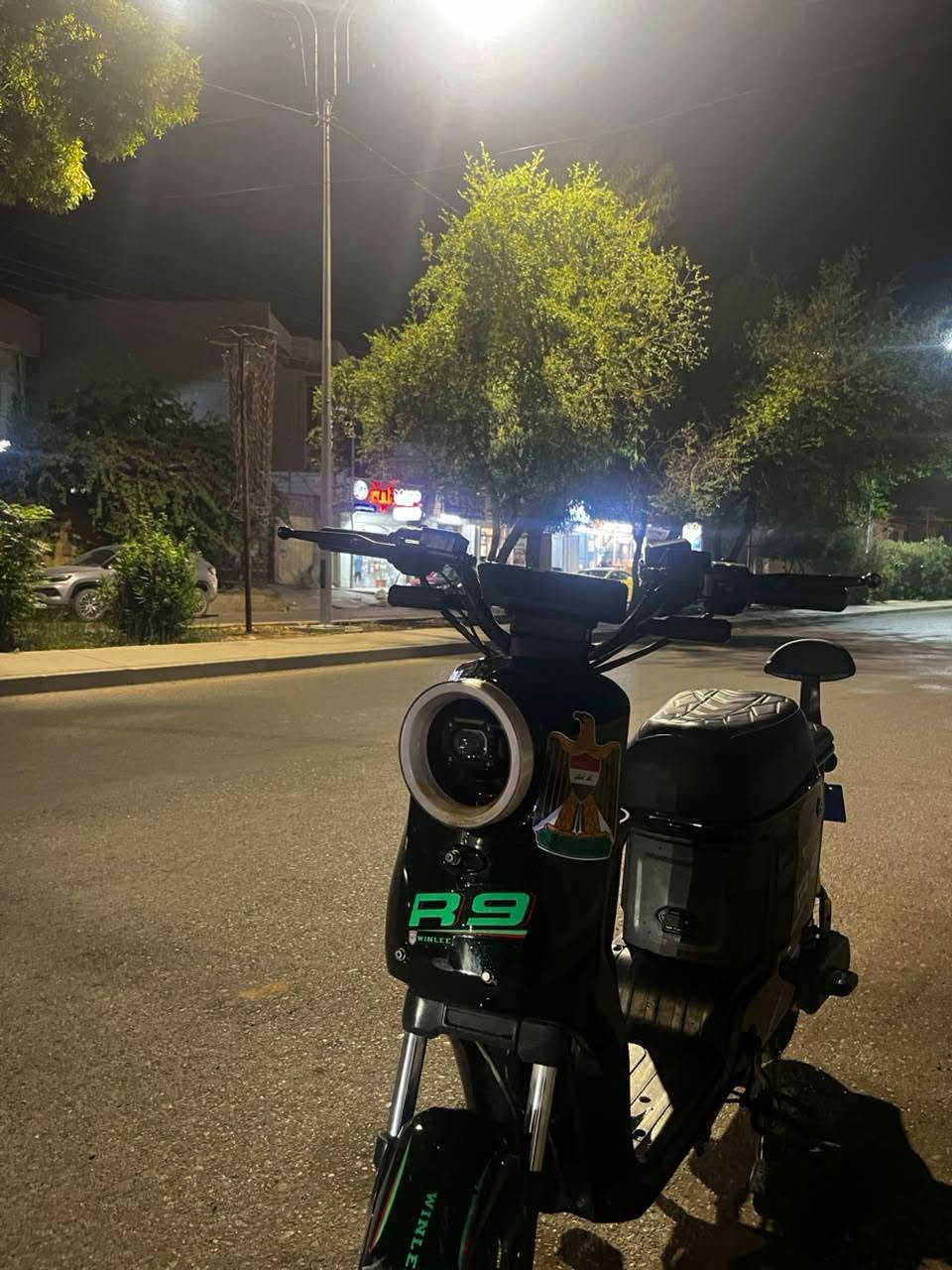 السلام عليكم دراجة شحن للبيع
نوع :  [ R9 ⚡️} الغنية عن التعريف 👌

دراجة R9 هي الخيار المثالي للتنقل اليومي بكل راحة وأناقة ⚡🏍️

المواصفات : 

-عدد البطاريات ( 5 )خاصة بشركة ونلي الاصلية ✅

-اقتصادية بالشحن وسهلة الاستخدام ✅

-المسافة المقطوعة للشحنة الواحدة 35- 40 / كم 💪

-سرعة وأداء ثابت  يصل الى 85 كم ساعة /حقيقي 🚴

-تصميم رياضي حديث ✅

- شاشة رقمية ذكية 🧠

-التشغيل : مفتاح + بصمة  + كرت NFC 🆗

- إضاءة LED قوية ☀️

- نظام تعليق قوي 👌

- مقعد مريح معا مسند خلفي ✅

-الفرامل : دسك امامي / دسك خلفي 🔴

-سلة امامية + مسند موبايل ⚡️

نظام : R الرجوع إلى الخلف 🫰

نظام: P💫 + سله 
نضيف 🫠
* بلوتوث 

وضع شركة ما ناقصو شي .

الضرر: شخط فقط 

ادفع سعر 

للستفسار خاص او على الرقم 

***********
