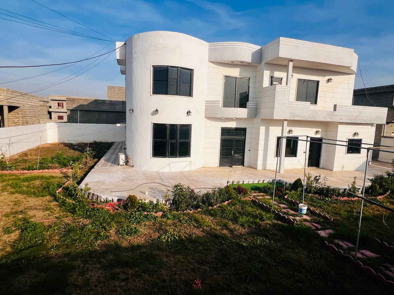 السلام عليكم بيت للبيع المساحه 1000 متر بيت طابقين سقوف +سيراميك 6غرف +ربعه11 متر +مطبخ+صاله صحيات داخليه وخارجية المكان العلم قرب روتانا الاستفسار ***********//***********
