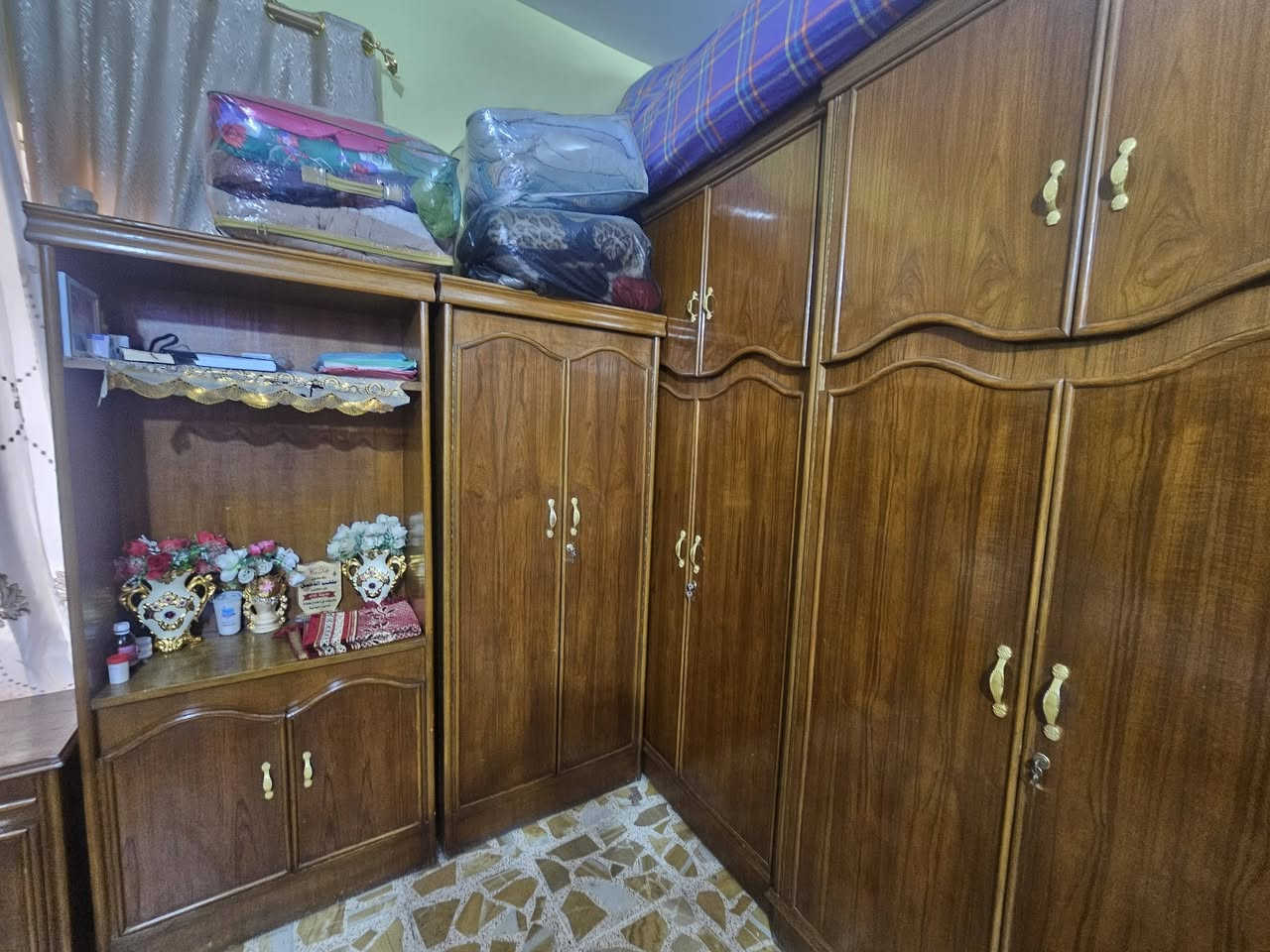 السلام عليكم 
للبيع غرفة اخشاب كاملة مع بوفية فراش وثلاجة نظيفة حيل 
للاستفسار الاتصال على الرقم ***********
