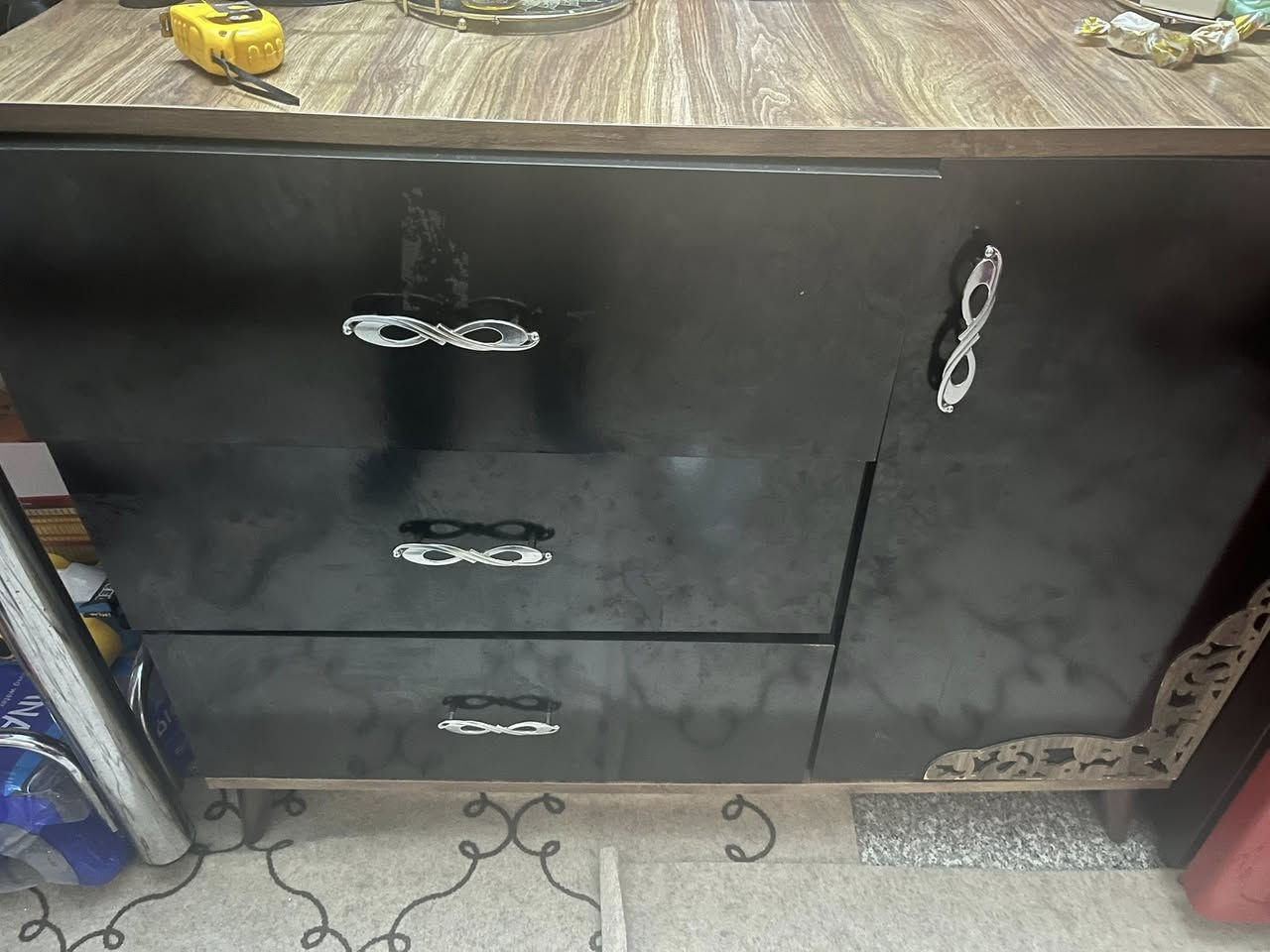 سلام عليكم غرفة نوم تركية مكونة 6 قطع السعر 350 ألف للتواصل واتساب ***********
