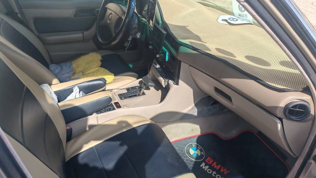 سلام عليكم ورحمة الله بي ام دبليو موديل ١٩٩١  ٥٢٥ مسكر فول فتحة طكتين تبريد+تدفئة قطعتين مكينة وكير كبس تخم تاير ويل نحلة أصلي لايت زنون أصلي أصفر سعرة ورقة تغليف غرفة جلد اصلي سعرة ٦٠٠ ألف بطاين و كشنات و عليها ادامة كاملة عبوة فيت بم وطوافة سعرها ورقة شاشة عرض بالدشبول للون ذهبي مميز السيارة مكفولة من الدعامية للدعامية بدون ضربة وخياس مصبوغة صبغ جديد حراري درجة اولى للجمالية فقط رقم بغداد دولي لغاية ٢٠٣٠ بأسمي موجودة بالكوت وهذا رقمي واتساب *********** سعرها ٧٣ بيها مجال قليل
