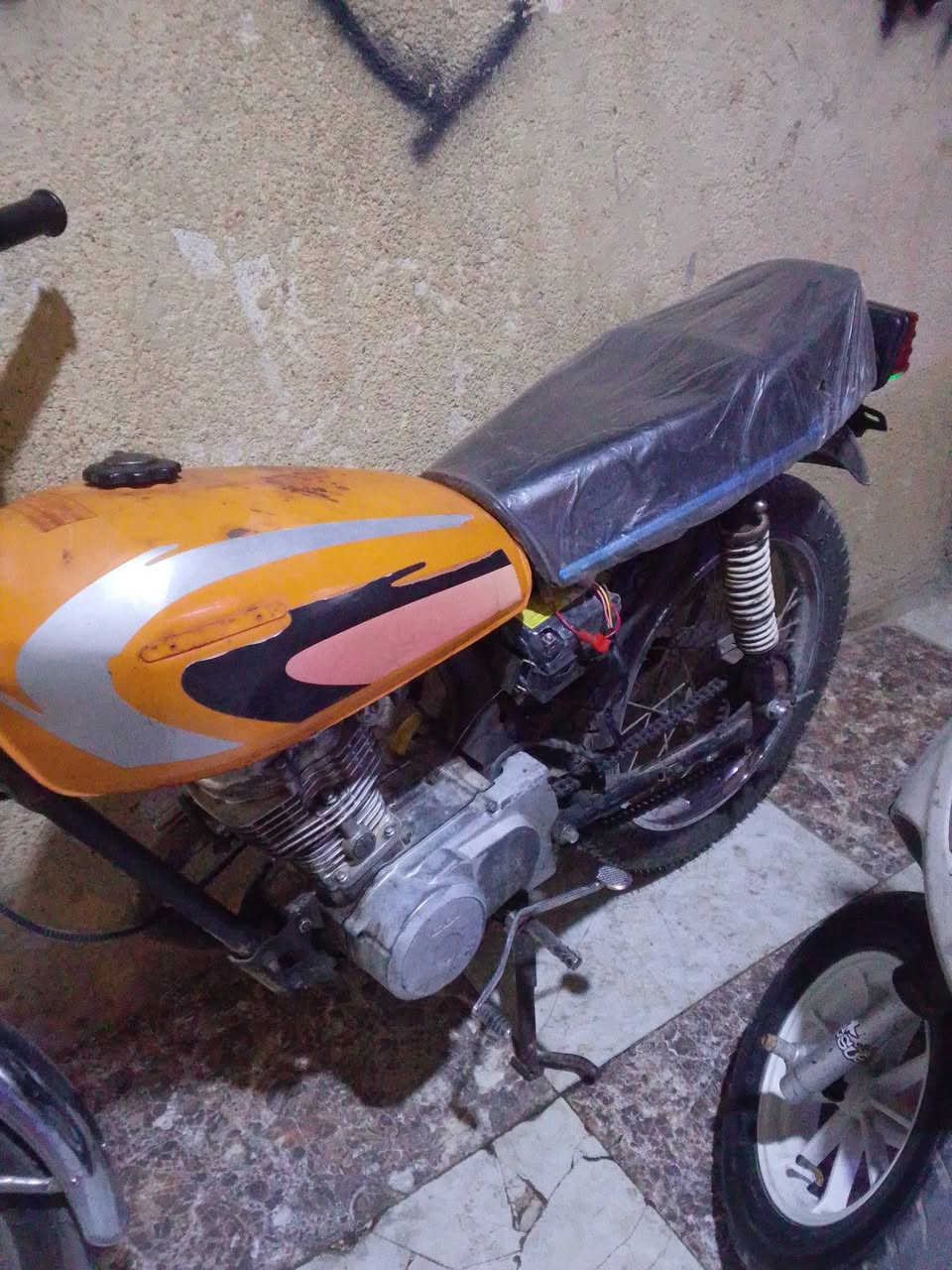 سلام عليكم دراجه يراني أوراق البيع مديل 12 مكاني البصرة الكزيزه  سعر550 رقم الهاتف ***********
