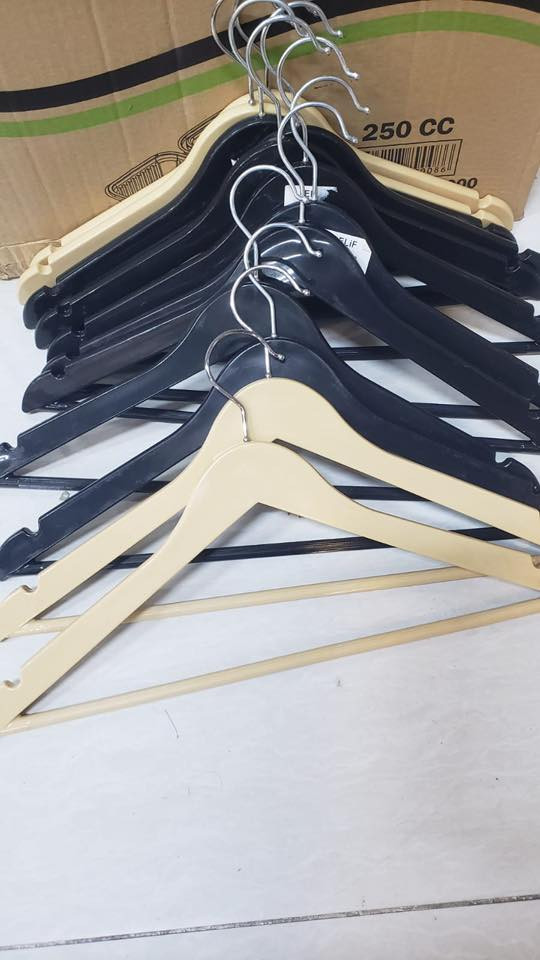 السلام عليكم . للبيع يوجد ستاندات وتعاليك رفوف وسلات مختلفه بحالةجيدة جدا كما موضح بالصور . *********** وتس اتصال ًوشكرا
