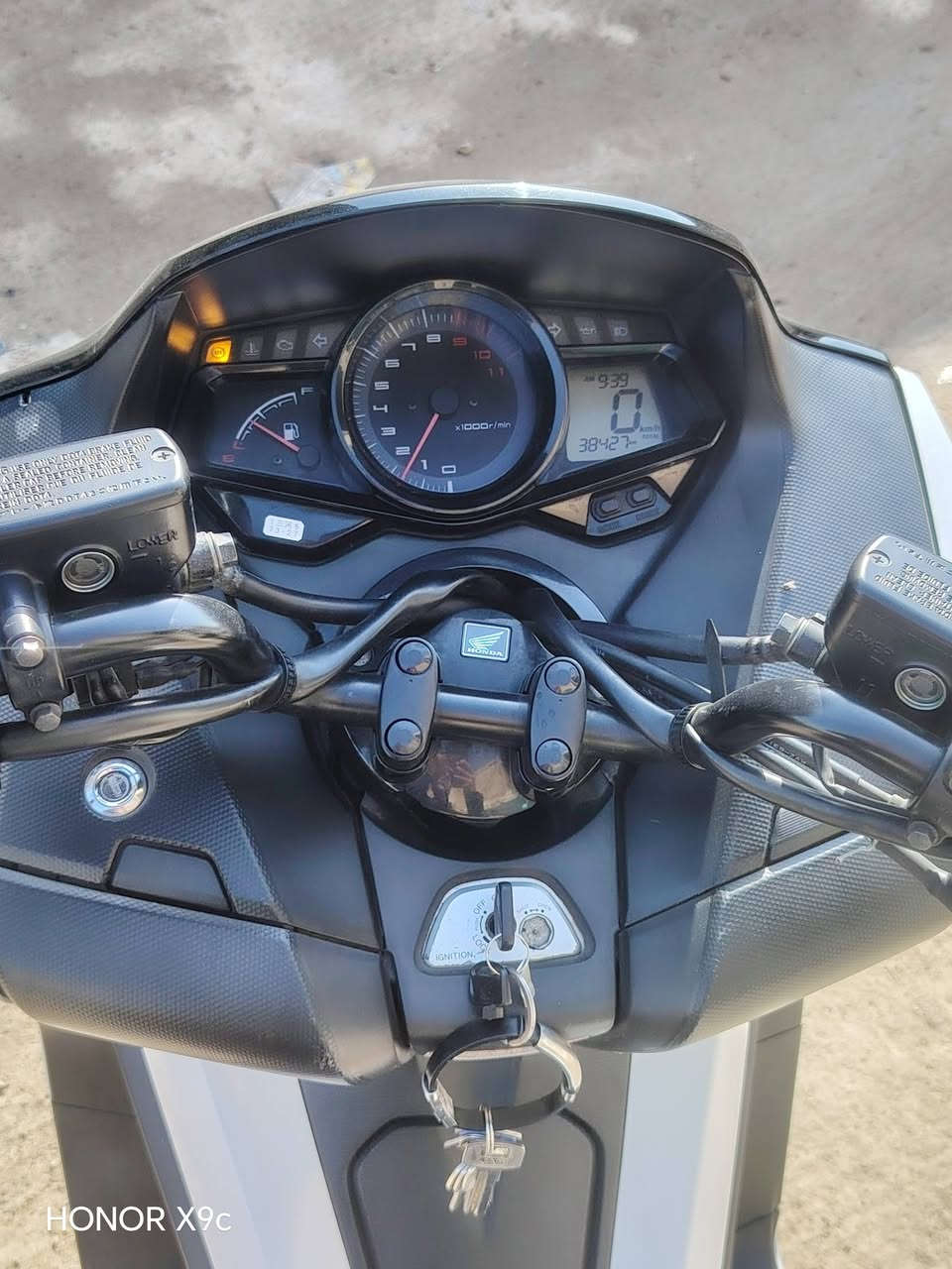 السلام عليكم دراجه هوندا فاز كفاله عامه ماشيه 38 الف فقط رمبه 2026/1/1 دراجه بلادي وصور مزاد موجوده  مكان بغداد الامين الثانيه *********** السعر 18ورقه
