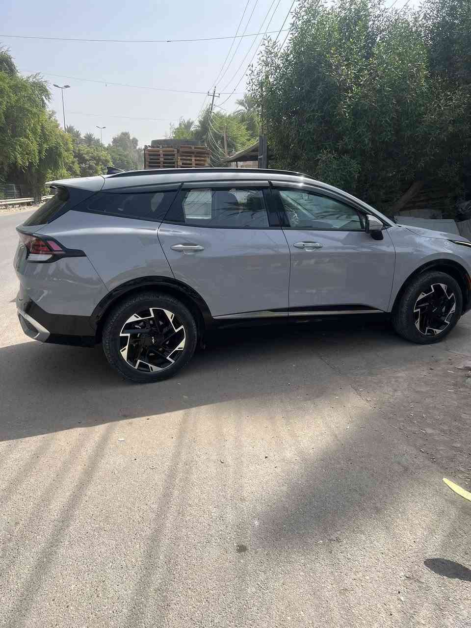 سلام عليكم سبورتج sx برستيج 2023
فوووووول مواصفات 
محرك 2500 اربعه سلندر
السياره وارد امريكي بدون ايربااااك 
 كلير باب السايق والوراه من امريكا بهالشكل وصلت
شررررط الفحص وصور الحادث مرفقه
ماشيه 43 كم
السياره مابيها اي نقص الحمد لله
المواصفات 
شاشة دجتل 4 اشكال مختلفه للكيجات
كامره 360 درجه (4 كامرات)
حساسات امامي وخلفي وتوقف ذاتي
رادار تفاعلي يعني تزيد السرعه وتتوقف حسب السياره الي كدامك بدون اي تدخل منك
نظام الحفاظ على المسار يعني الاستيرن يفتر مع خطوط الشارع ( قياده ذاتيه ذكيه )
رادارات جانبيه وتحذير وتوقف عند مرور شي من خلف السياره مع تحذير اذا فتحت الباب تريد تنزل وسياره جايتك 
الكامرات الجانبيه مع الاشاره تشتغل كبالك بالدجتل 
بانوراما كامله 
كشنات لون اسود بلادي+ كهرباء + تدفئه تبريد وتدفئه الاستيرن ايضاً + كشن السائق يتقدم عن الصعود ويرجع عند النزول تلقائي 
تشتغيل عن بعد
اكبر شاشه بالاسبورتج تجي وتدعم الابل كار بلي واندرويد اوتو 
ماسحات جام تلقائيه + اللايت العالي تلقائي
الصندوك كهرباء + يفتح عند الاقتراب
هاند بريك كهرباء + اوتو هولد ( بريك ثابت بدوسه واحده )
ترحيب عند الاقتراب مع ترحيب داخلي
خزن ميموري كشن السائق شحن لاسلكي ( وايرليس)تبريد قطعتين
دفع رباعي تلقائي 4*4
التوقف الذاتي اذا تأخرت بالبريك
نظام صوتي harman kardon فول نقاوه ودمام
وضعيات القياده ايكو وسمارت وسبورت
رادارات اماميه وخلفيه وجانبيه وايضاً النقطه العمياء 
مكاني بغداد سبع ابكار رقم الهاتف *********** 
متواجد اتصال
السعر 220 ورقة بيهة مجال
